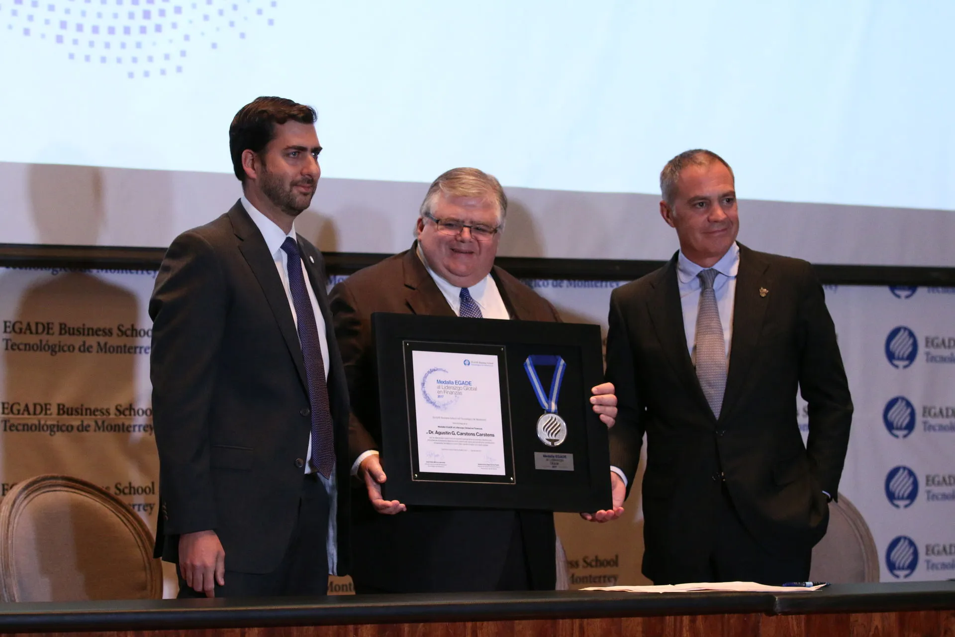 Agustín Carstens recibe medalla.