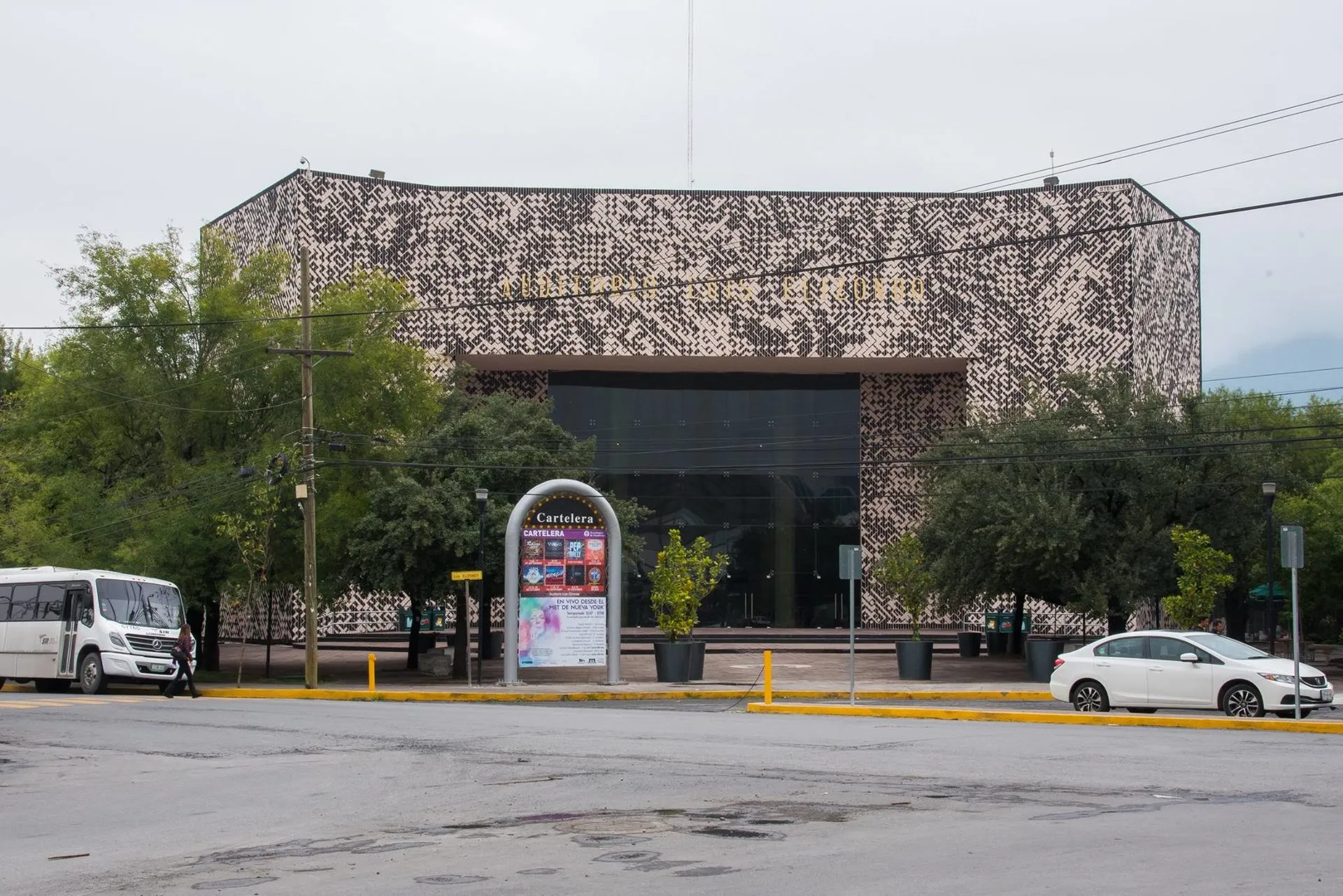 La obra que plasmaron en el Auditorio Luis Elizondo la describen como un paisaje digital, aunque Sten confiesa que en los últimos días lo piensan más como un laberinto  