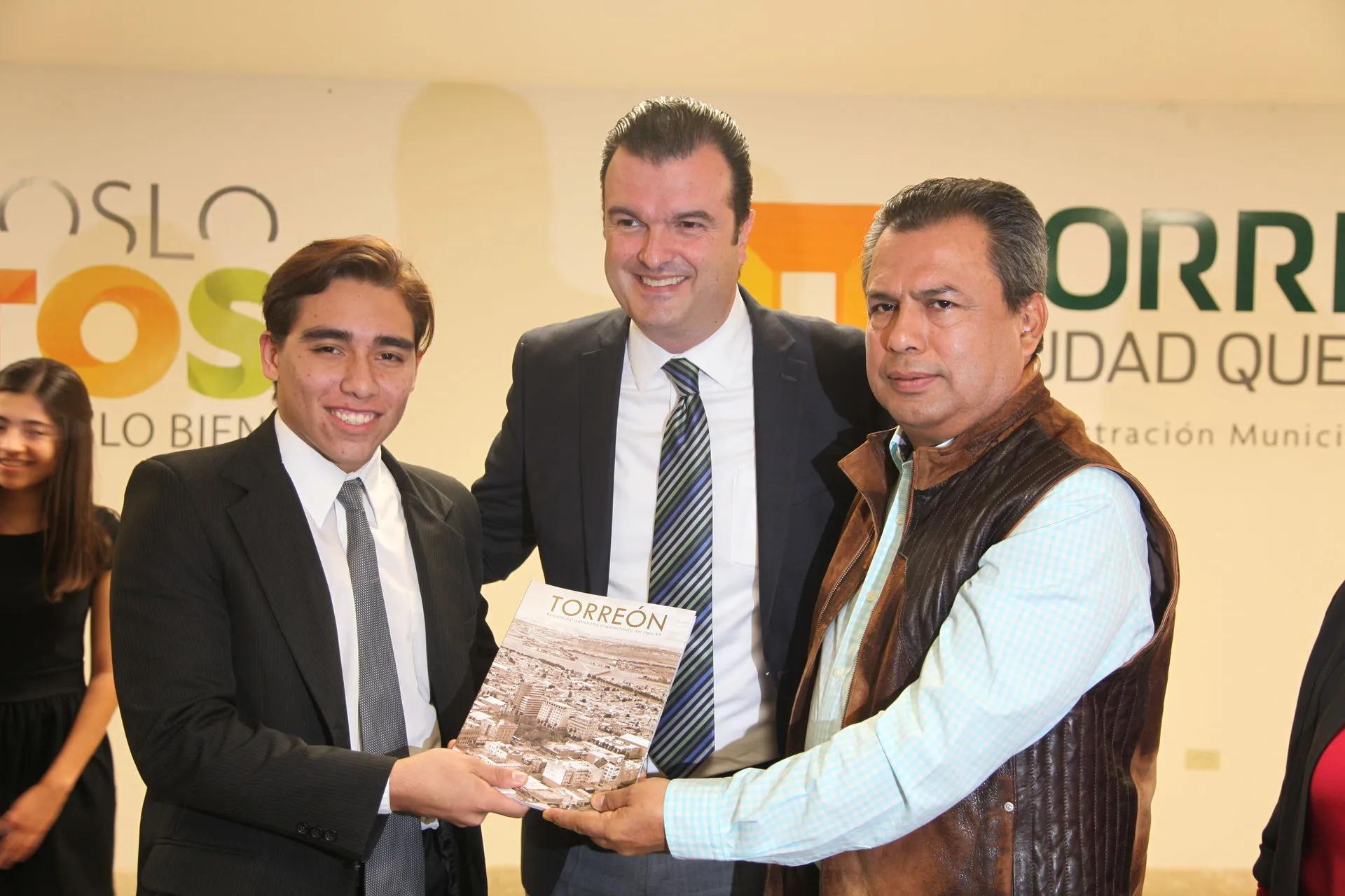 Alumno de Arquitectura entrega catálogo al alcalde de Torreón.