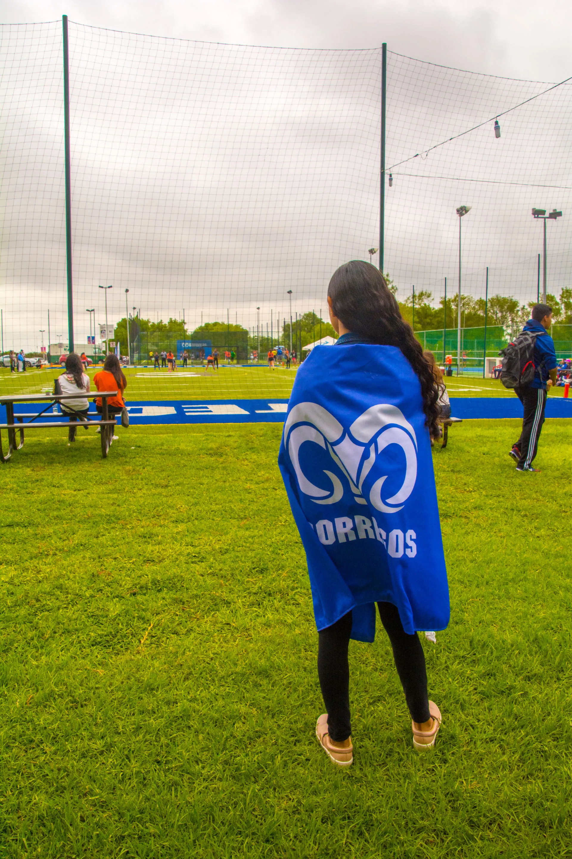 Joven con bandera de Borregos