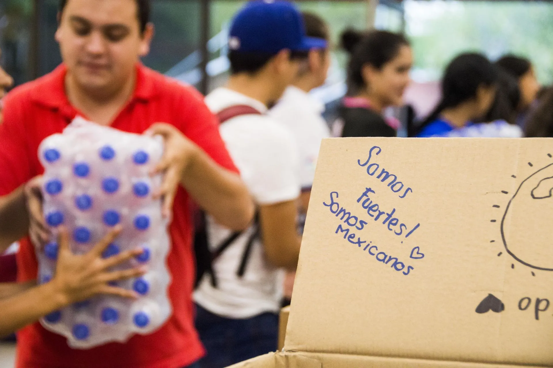 Alumnos apoyando en la organización de víveres.