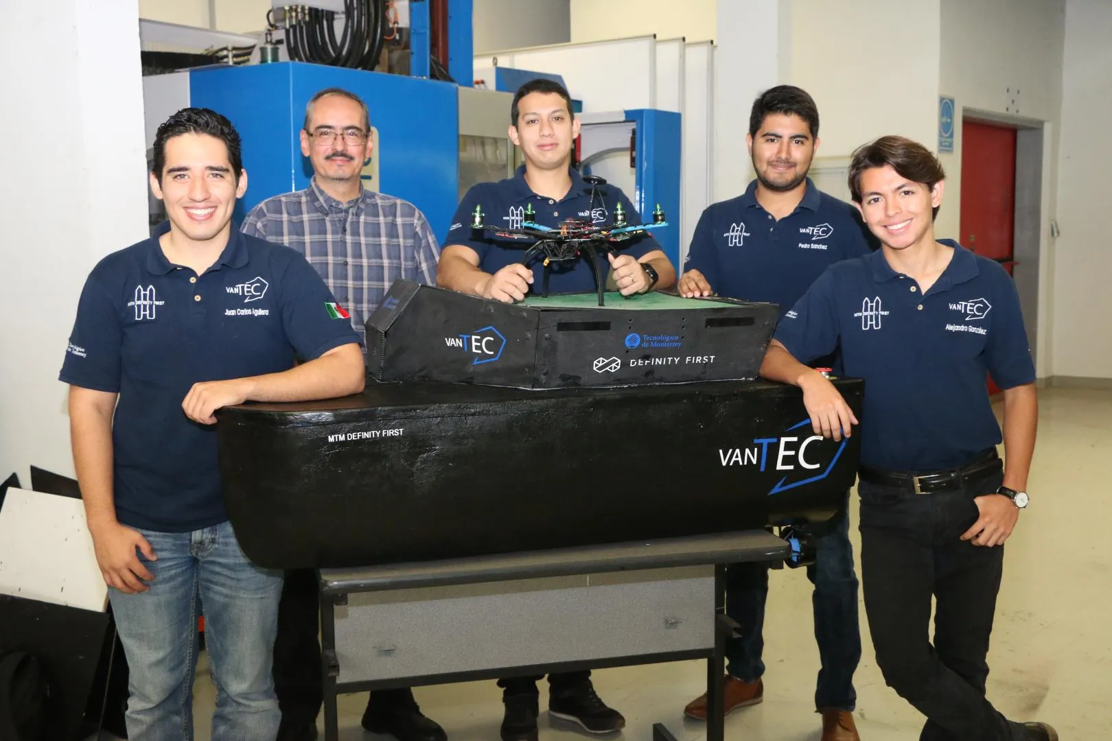 Alumnos con el barco robot