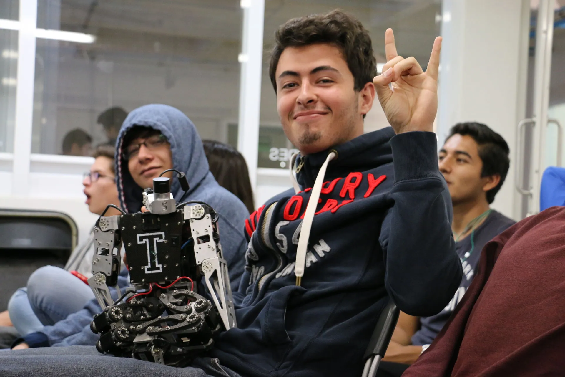 Joven estudiante participando en la Semana de Tópicos