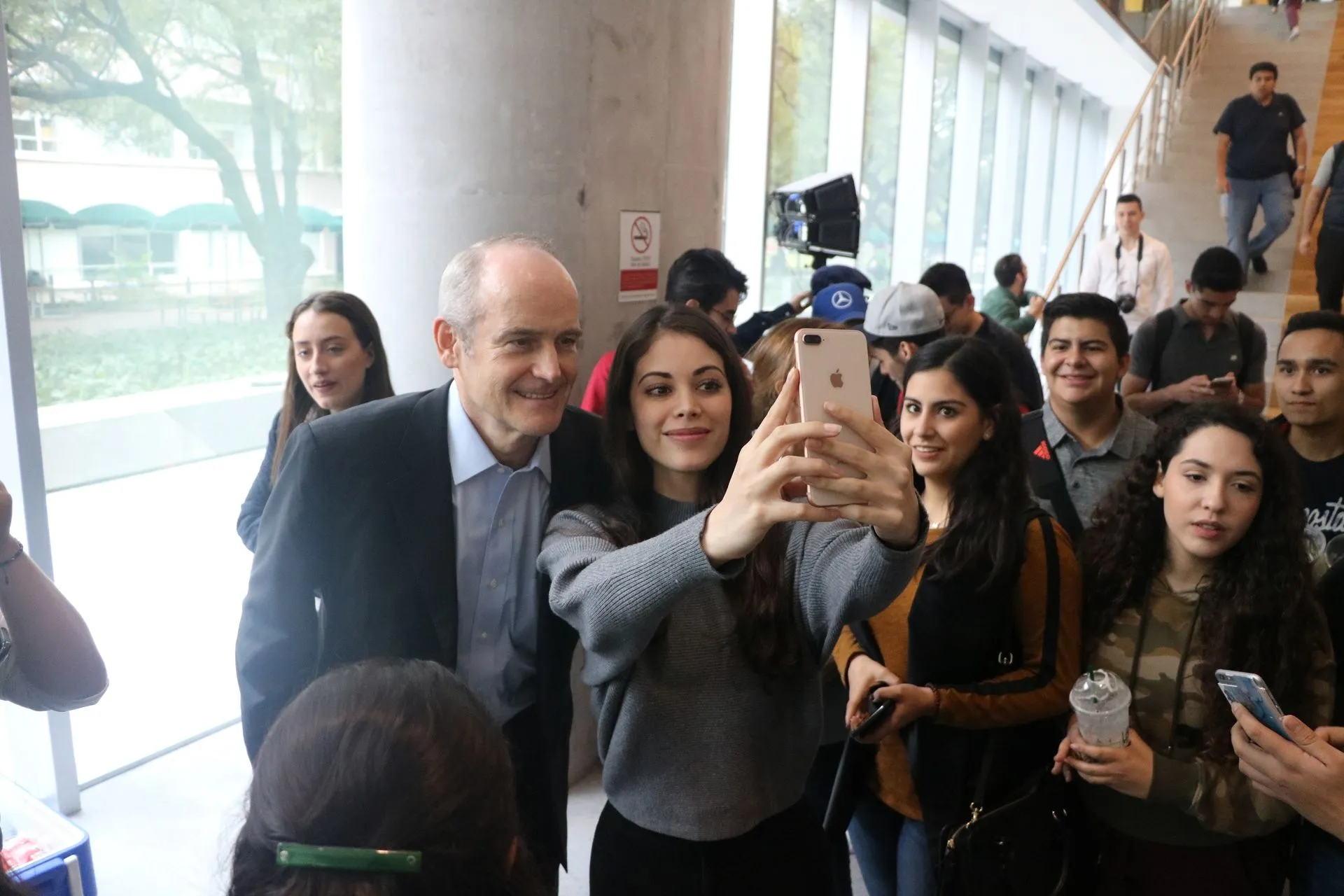 Presidente de Alibaba con alumnos