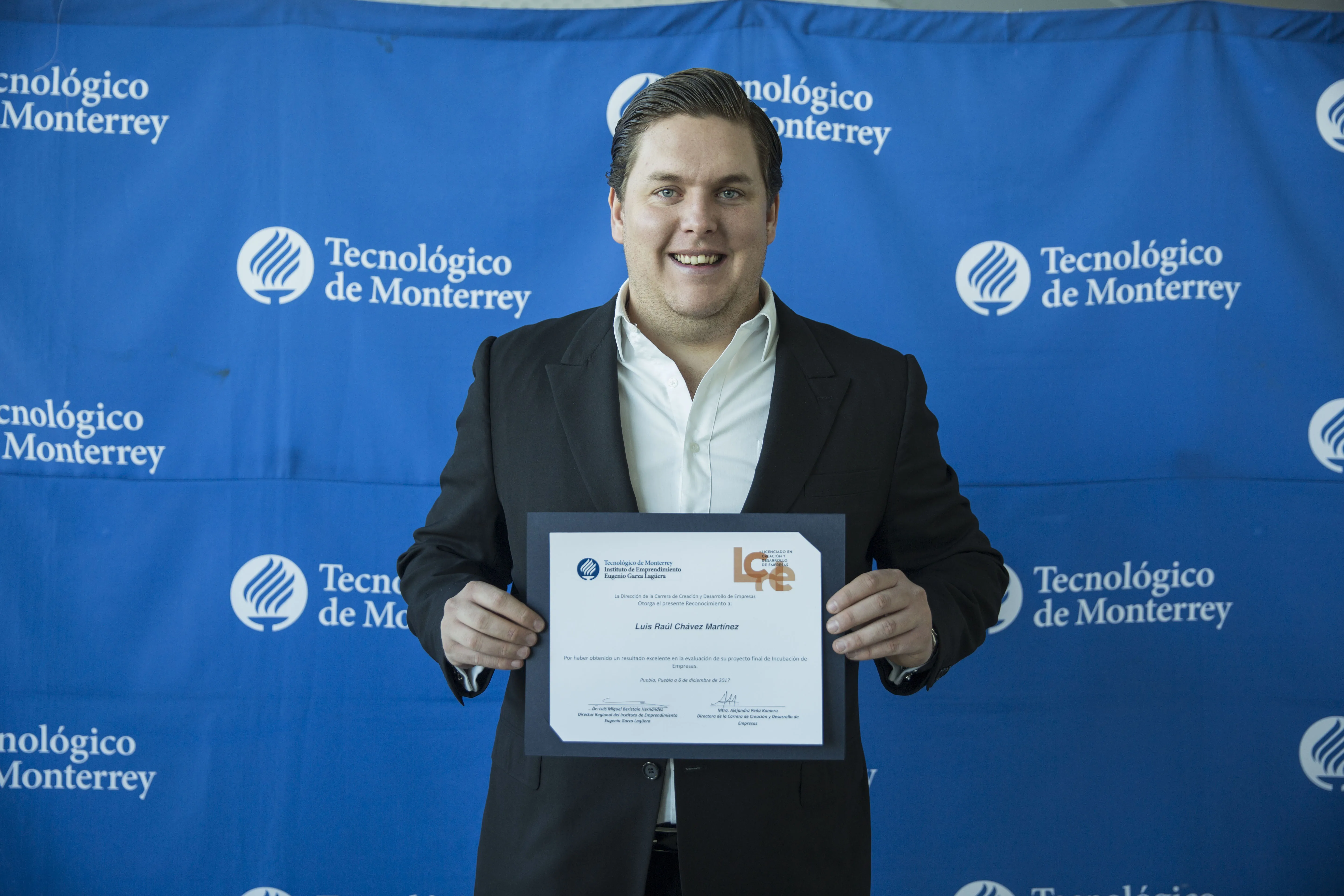 Alumnas  sosteniendo sus títulos universitarios