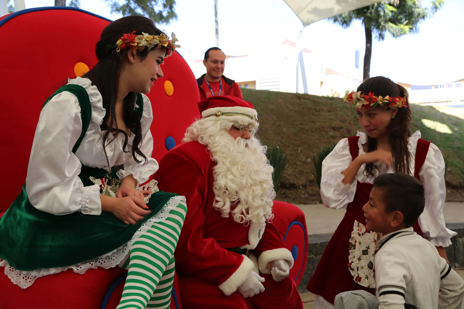Niño acercándose a Santa Claus y duendes 