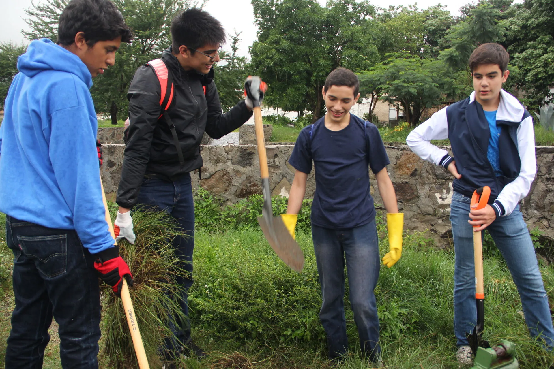 Los estudiantes de bachillerato apoyaron en la reforestación y habilitación de diversos espacios públicos.