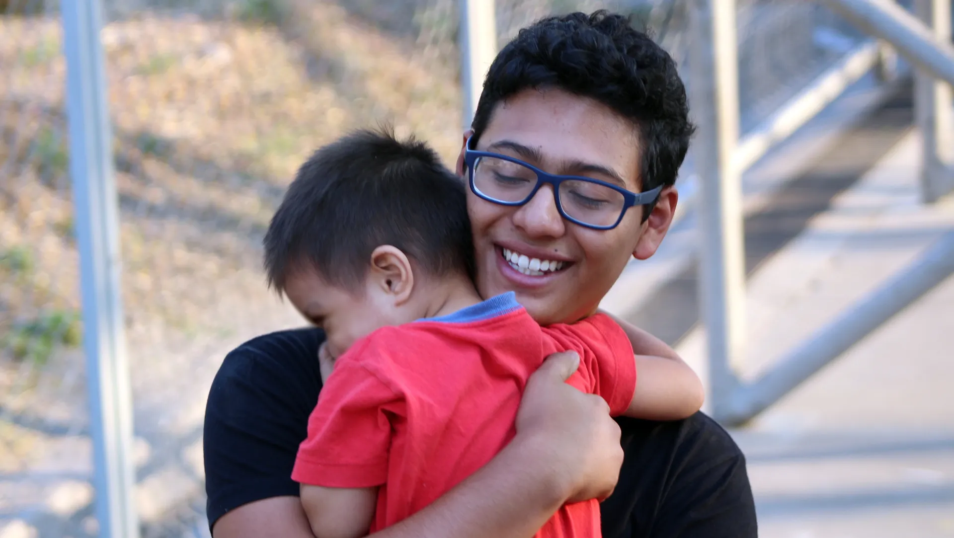 Alumno PrepaTec abraza a niño pequeño del DIF