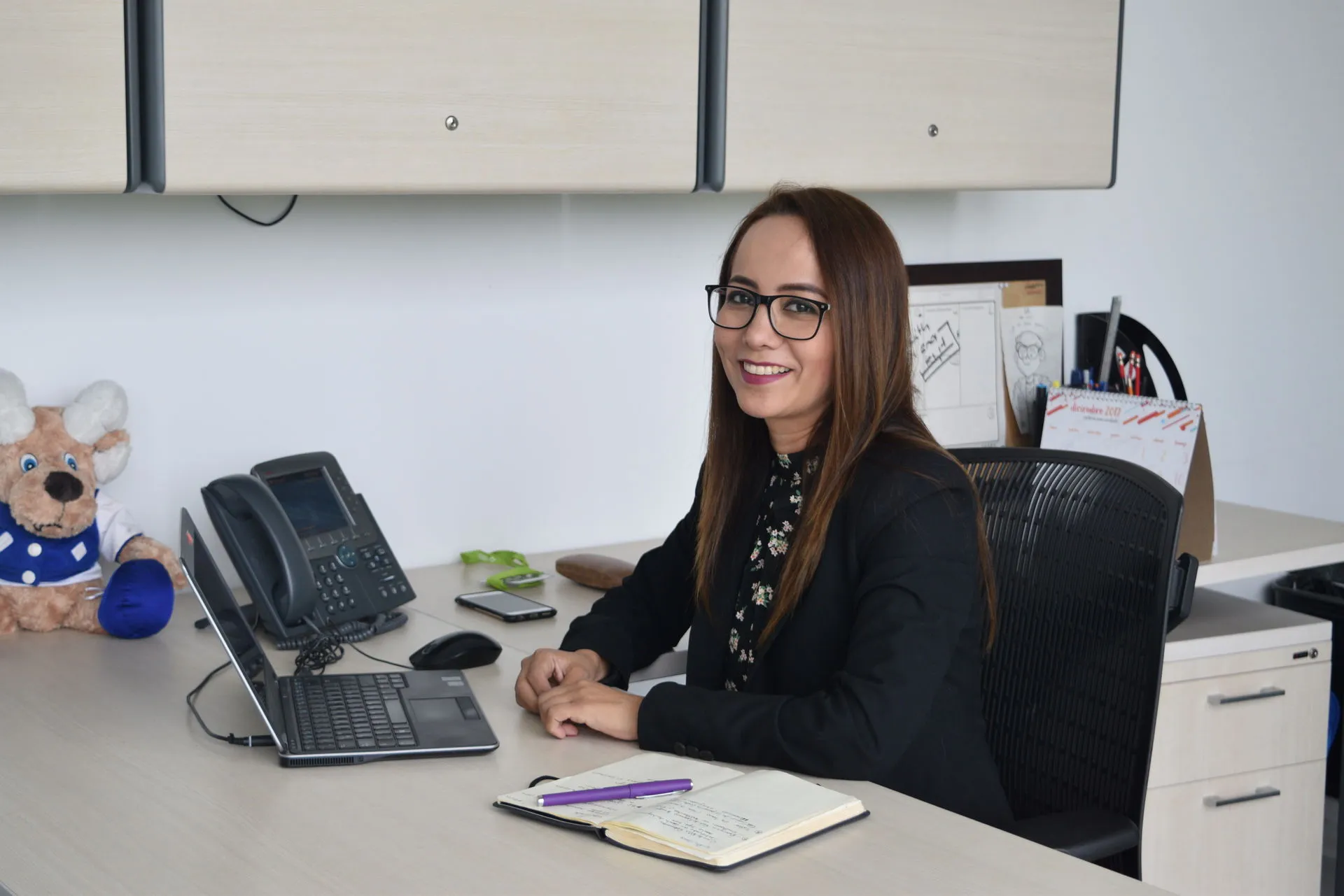 Cinthya Flores en su oficina 