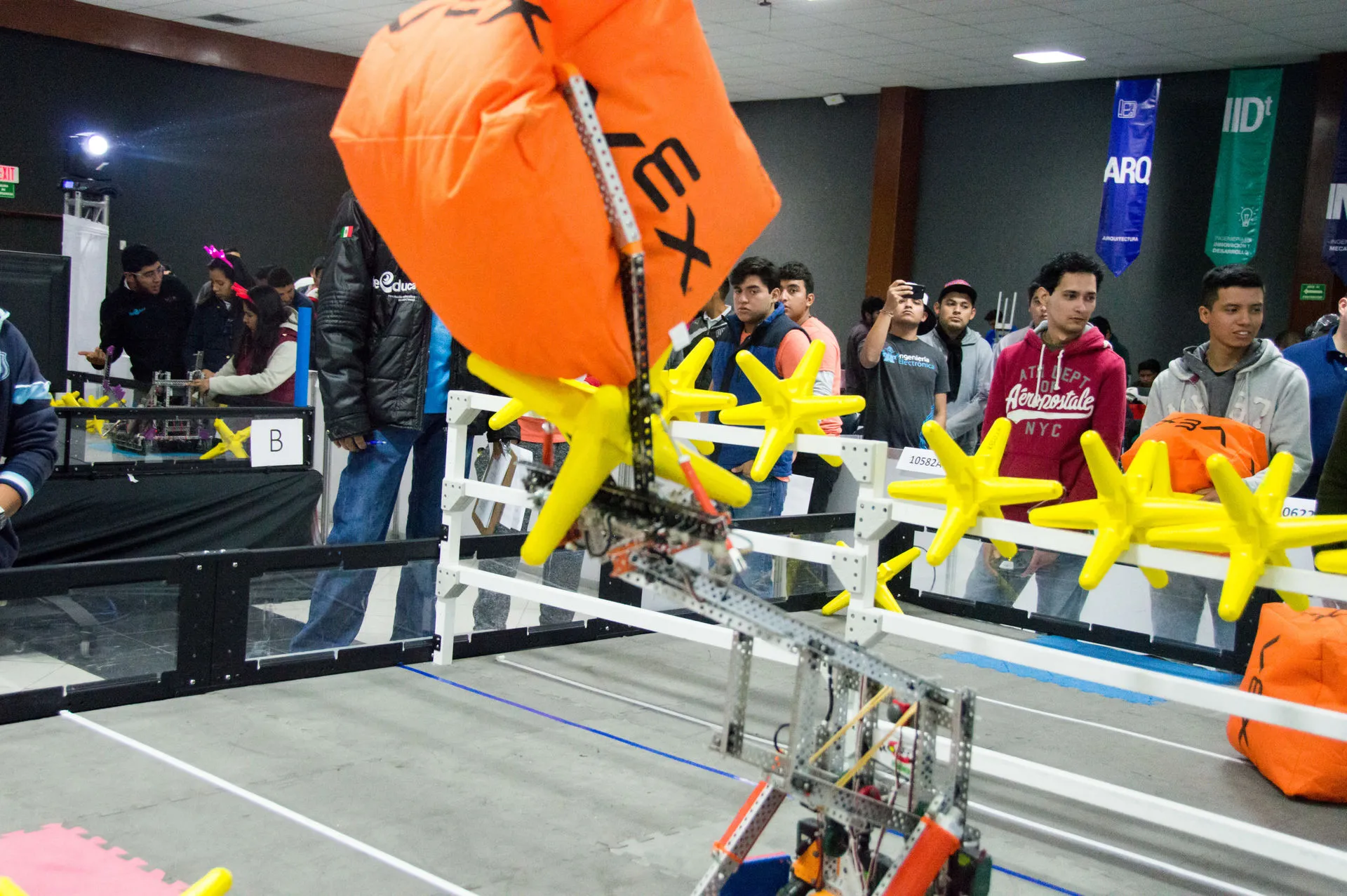 Robot en acción durante competencia