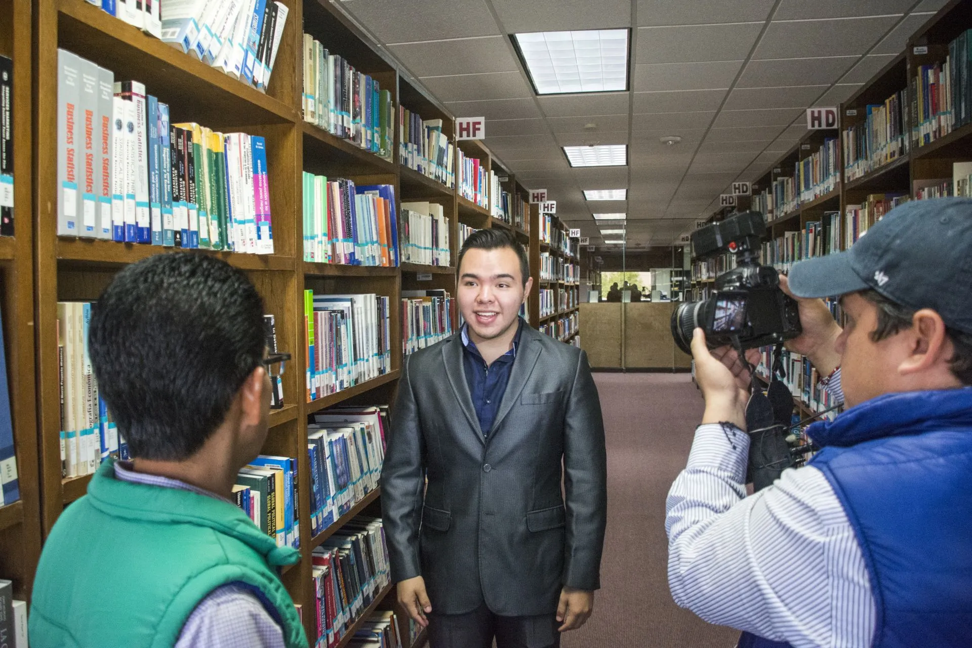 Alumno sonriendo mientras es entrevistado