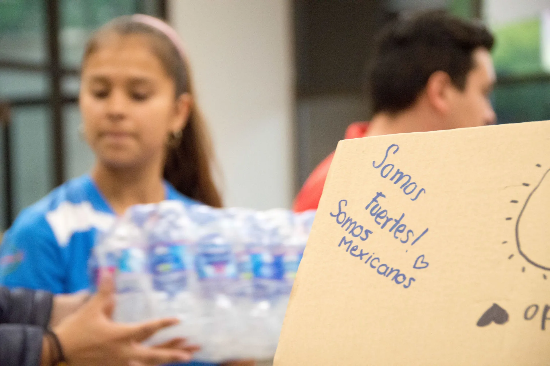 Mensaje escrito en caja de cartón