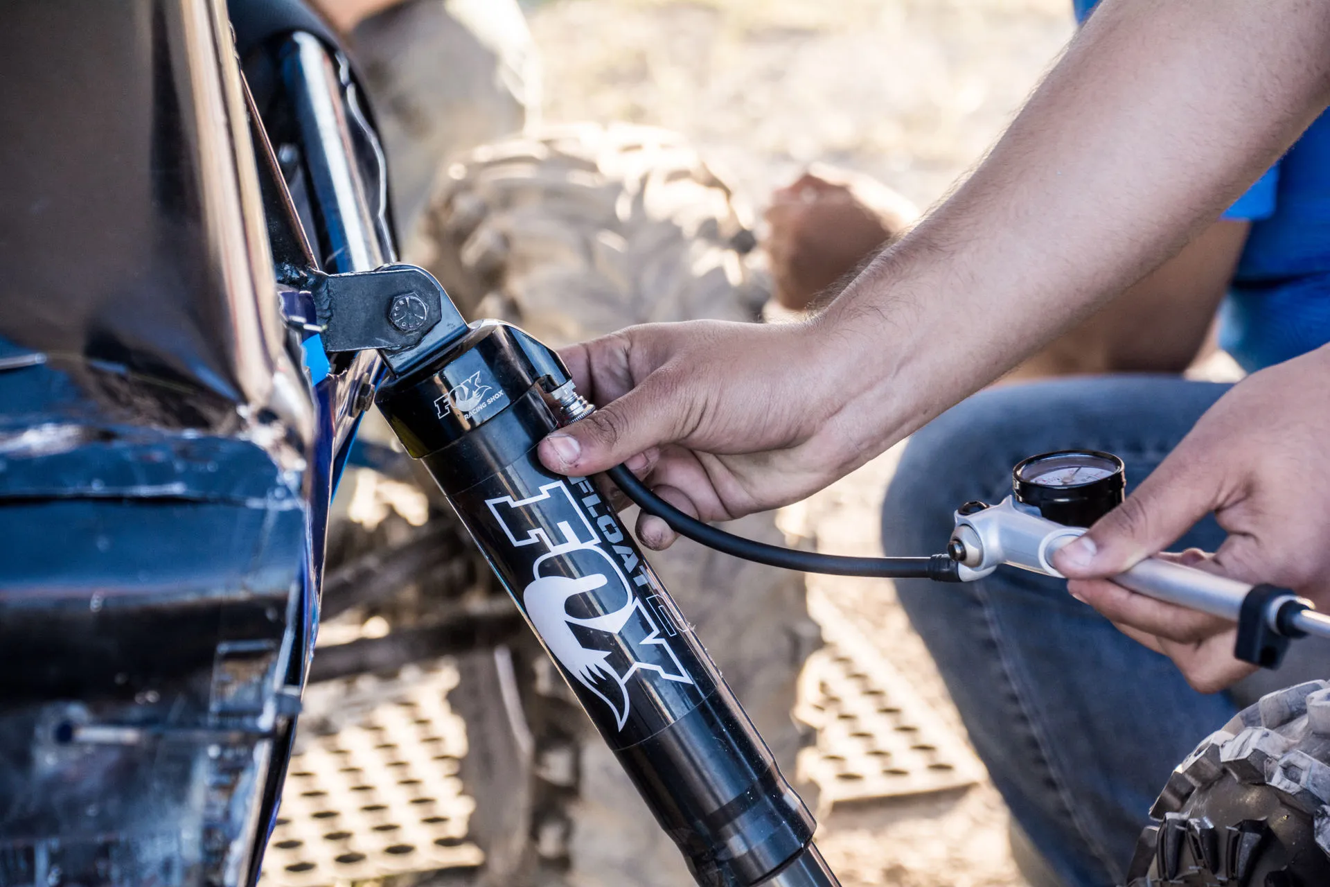 Amortiguador de carro siendo manipulado por una mano