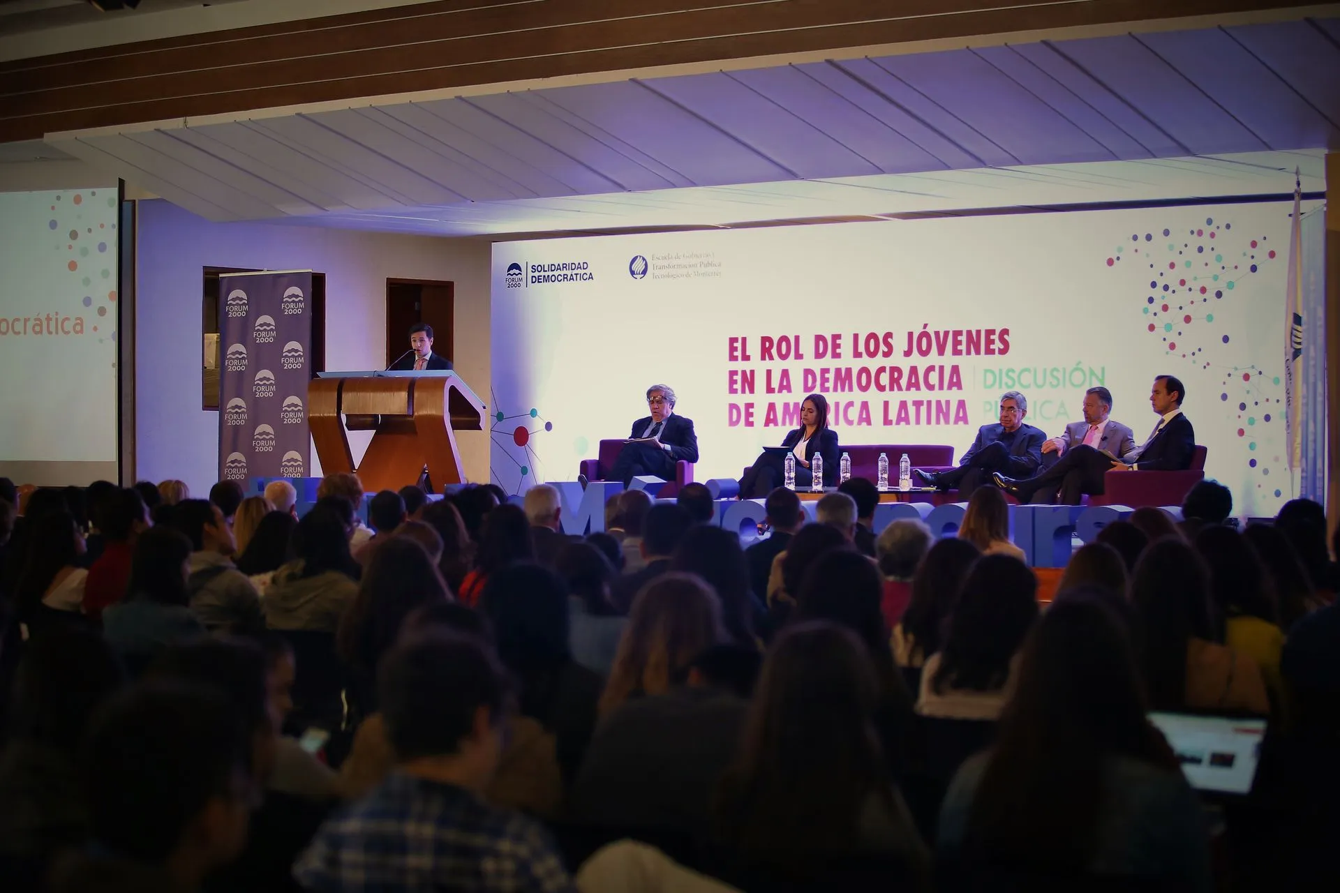 Estudiante de Relaciones Internacionales habla sobre el papel de los jóvenes en América Latina ante el Secretario General de la OEA, Expresidentes  y líderes políticos de la región. 