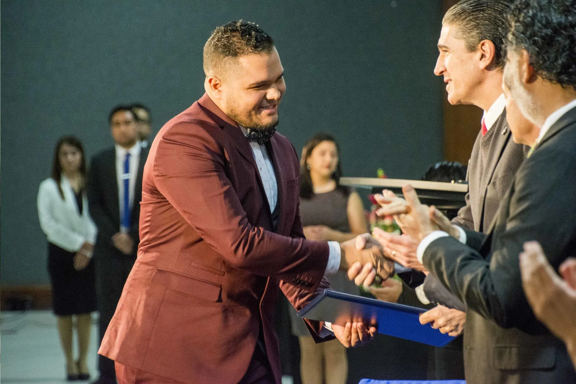 Joven recibiendo su título profesional