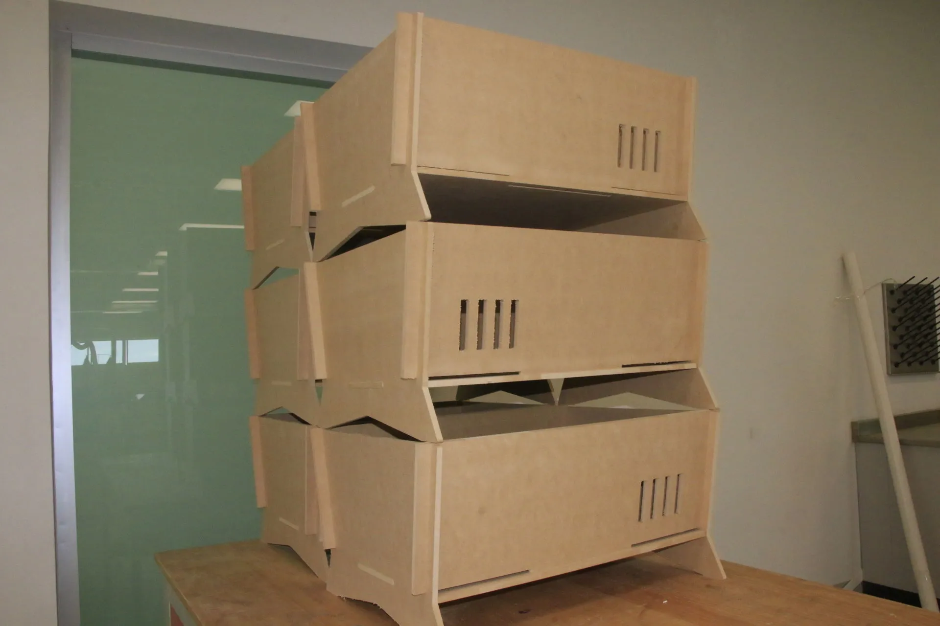 Alumnos del Tecnológico de Monterrey y otras 3 universidades construyen cunas, camillas, férulas y cobertores para los damnificados por el sismo.