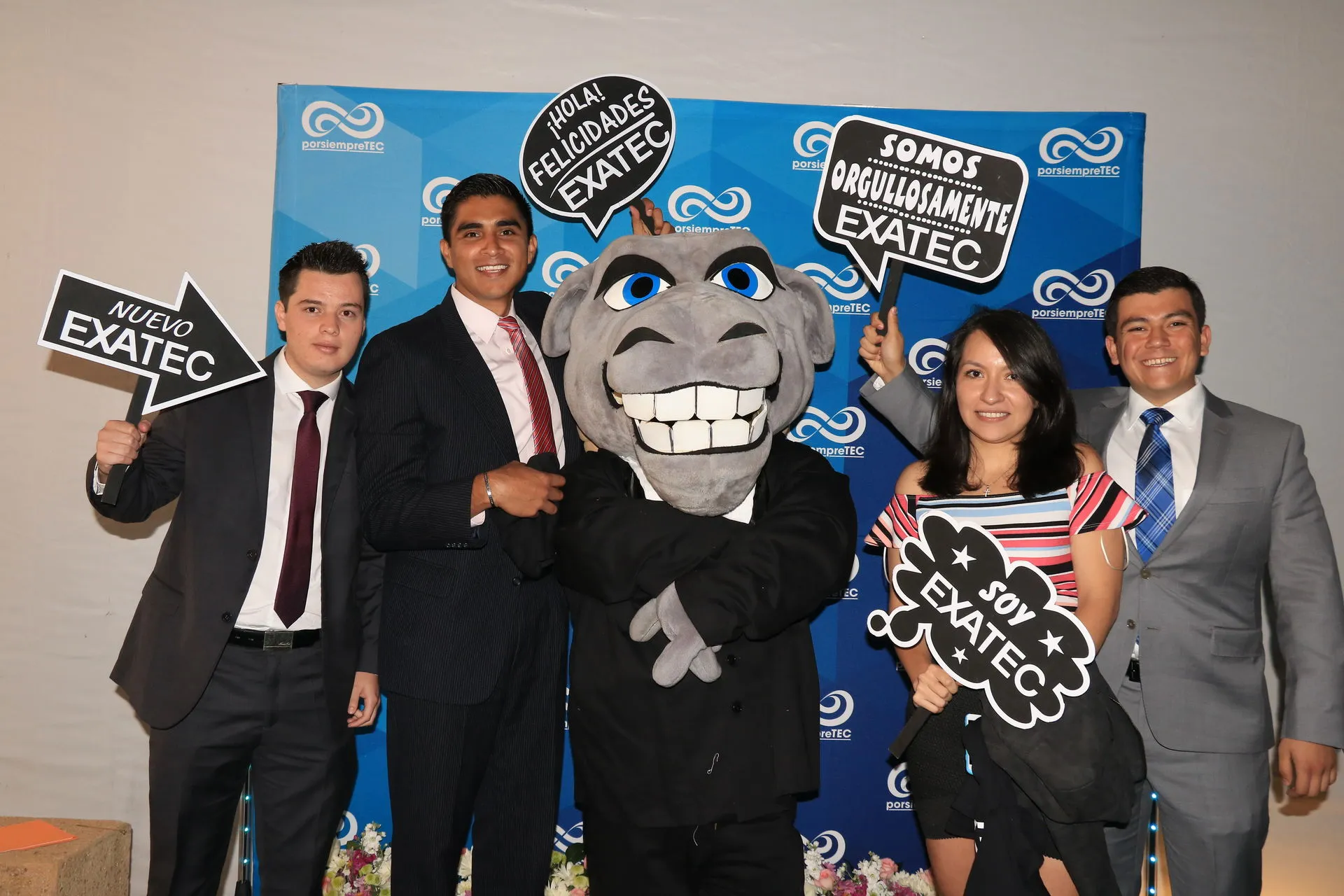 Alumnos que firmaron su título