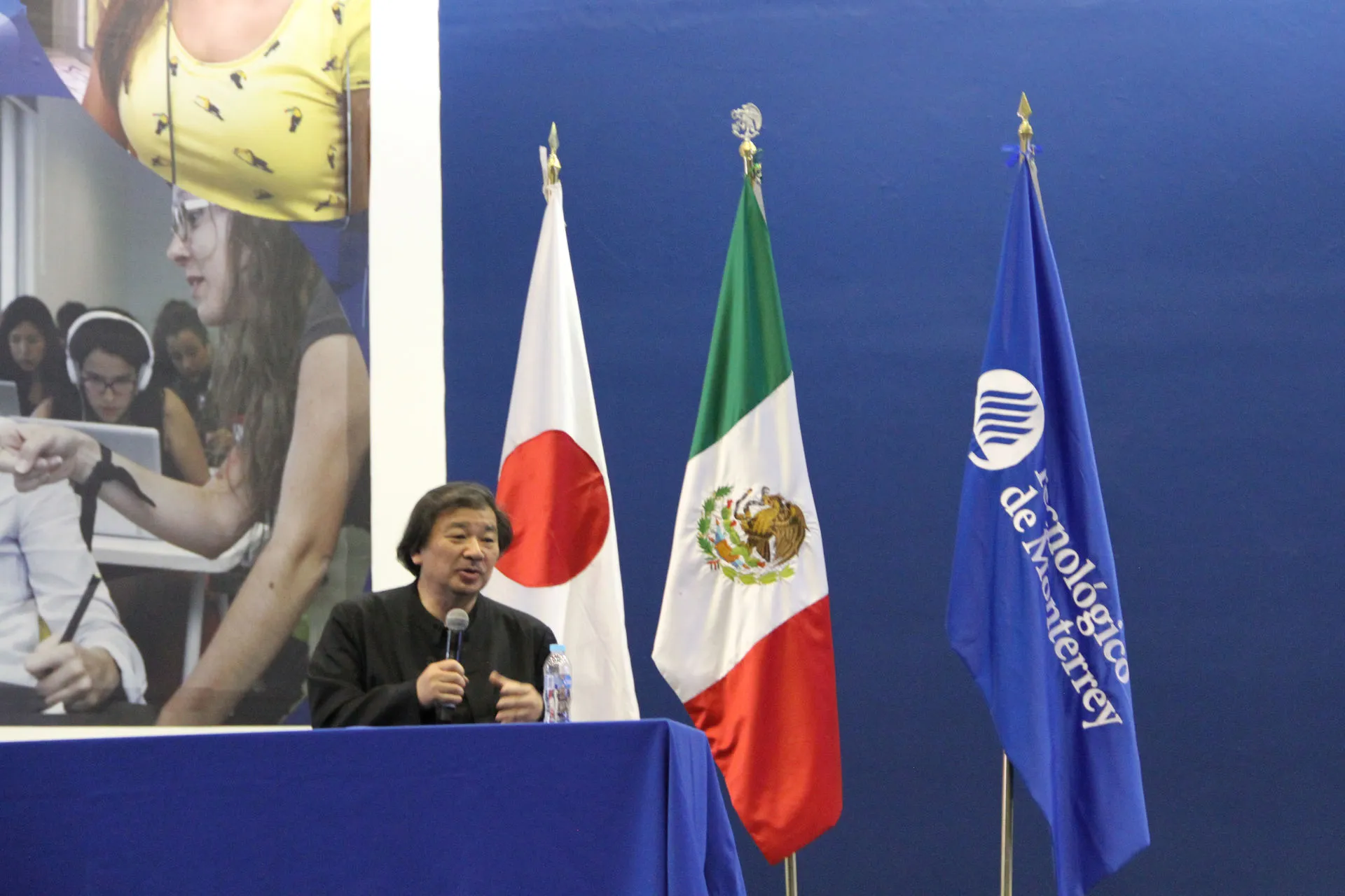 El maestro Shigeru en su conferencia magistral en Campus Querétaro