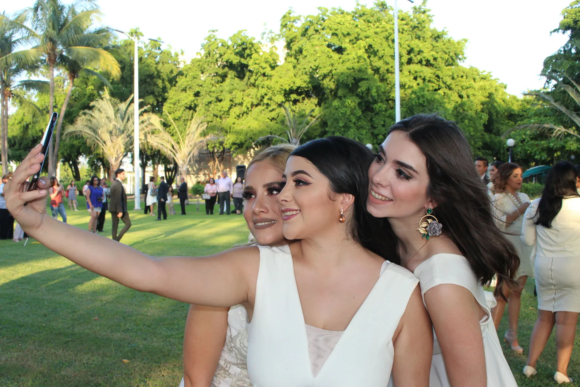 graduadas tomándose selfie