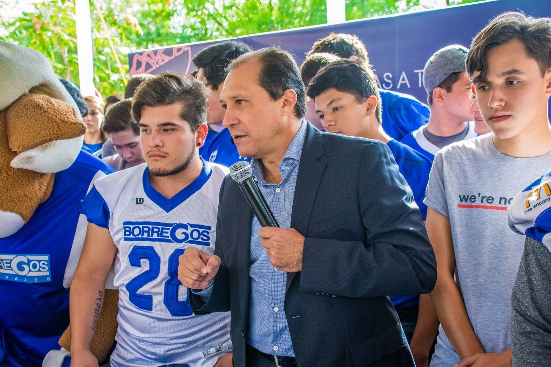 Director de Campus junto a alumnos