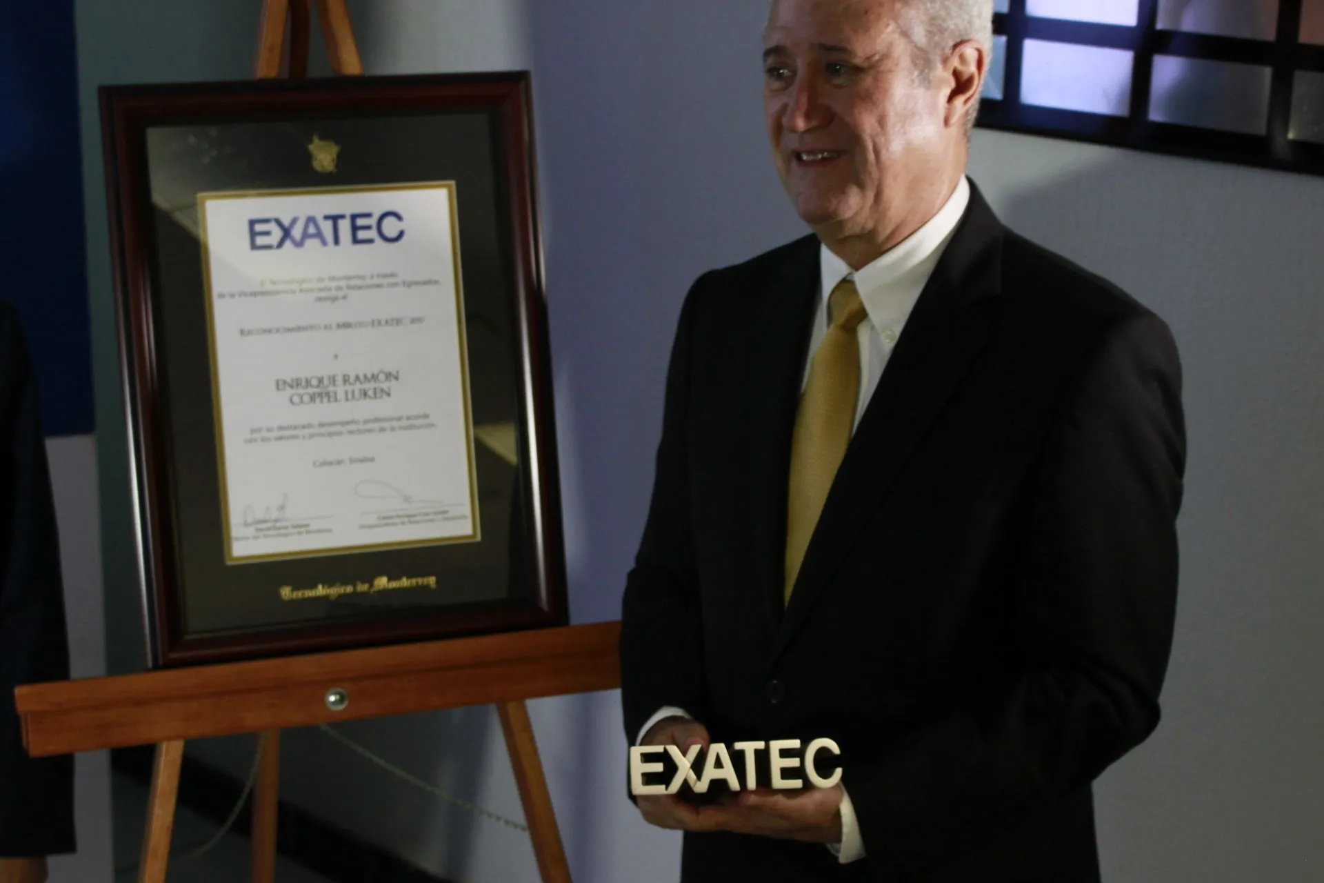 Galardonan a Enrique Coppel Luken con el Premio al Mérito EXATEC 