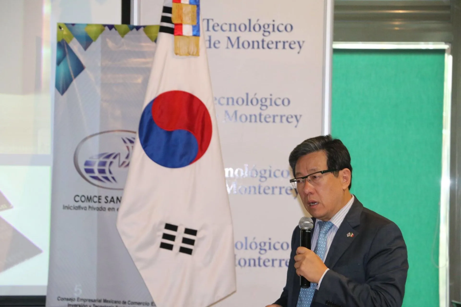Embajador de Corea del Sur en México, el Dr. Chun Beeho