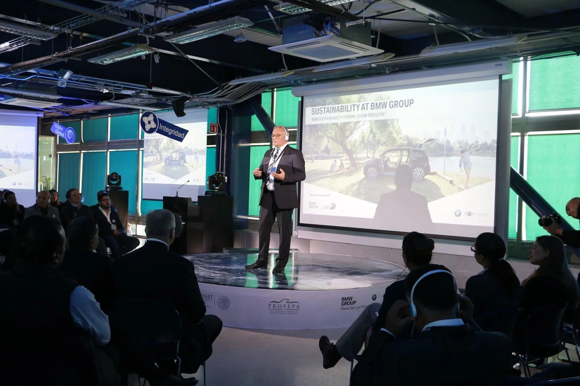 Momento de la conferencia con los expertos de BMW