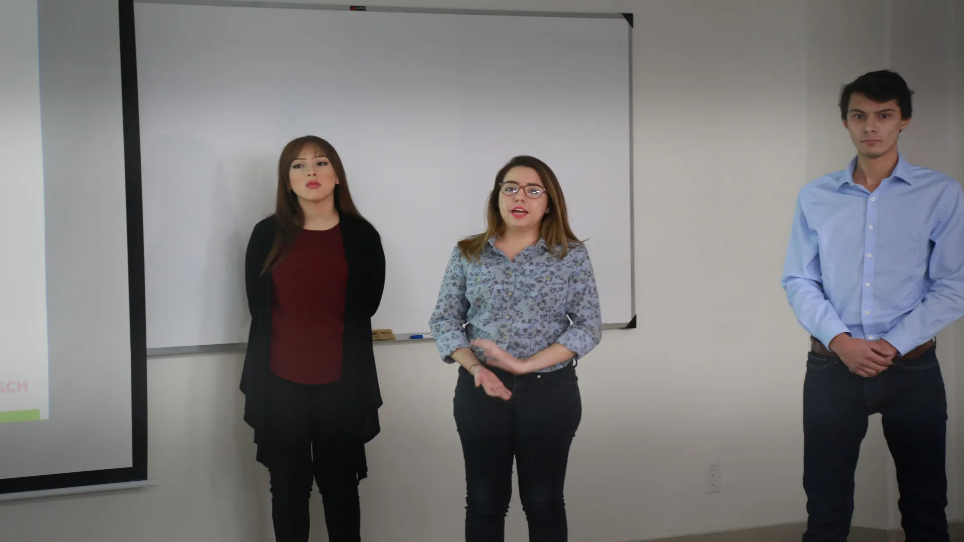 Alumnos presentando su proyecto