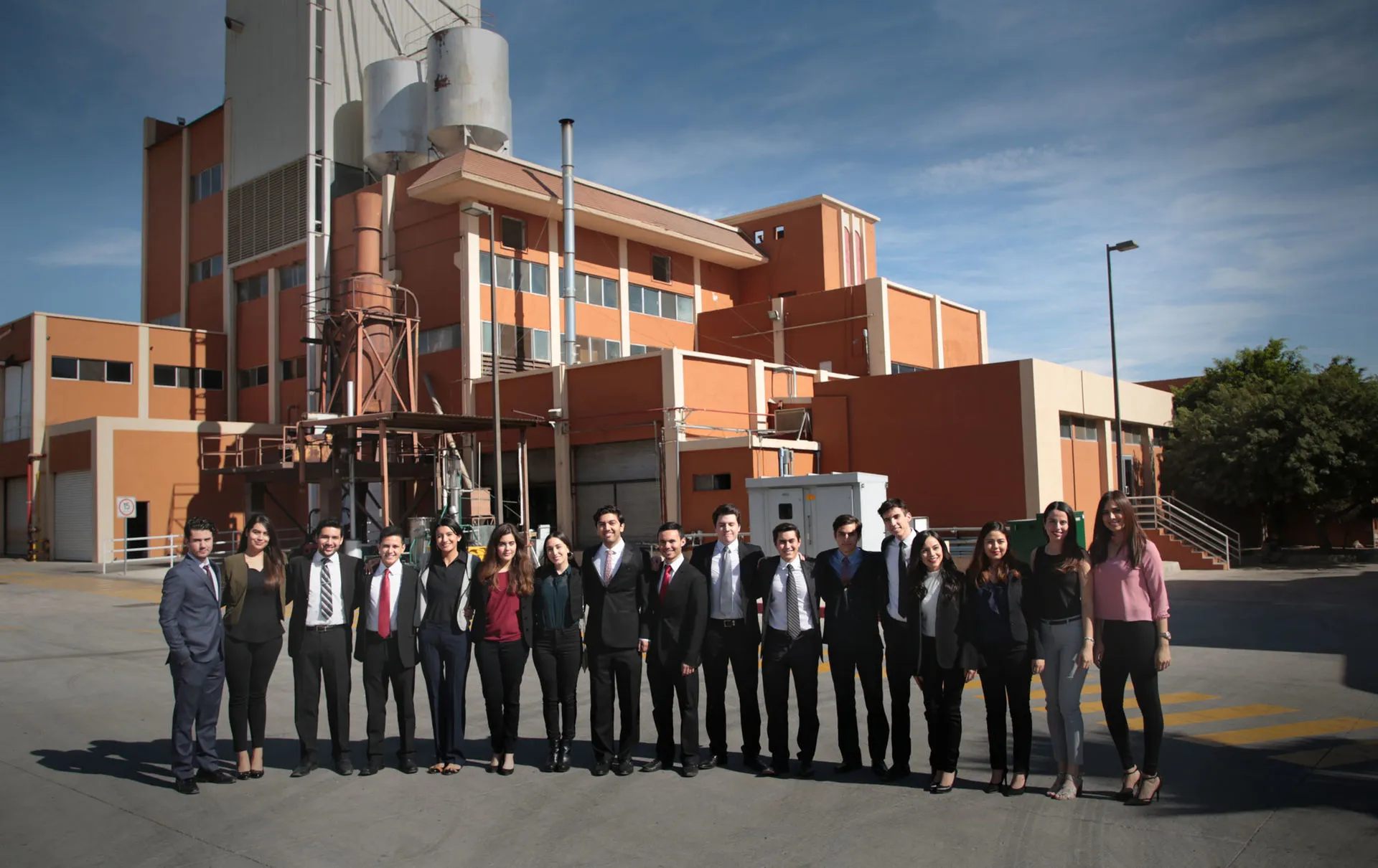 Alumnos en instalaciones de Caffenio.