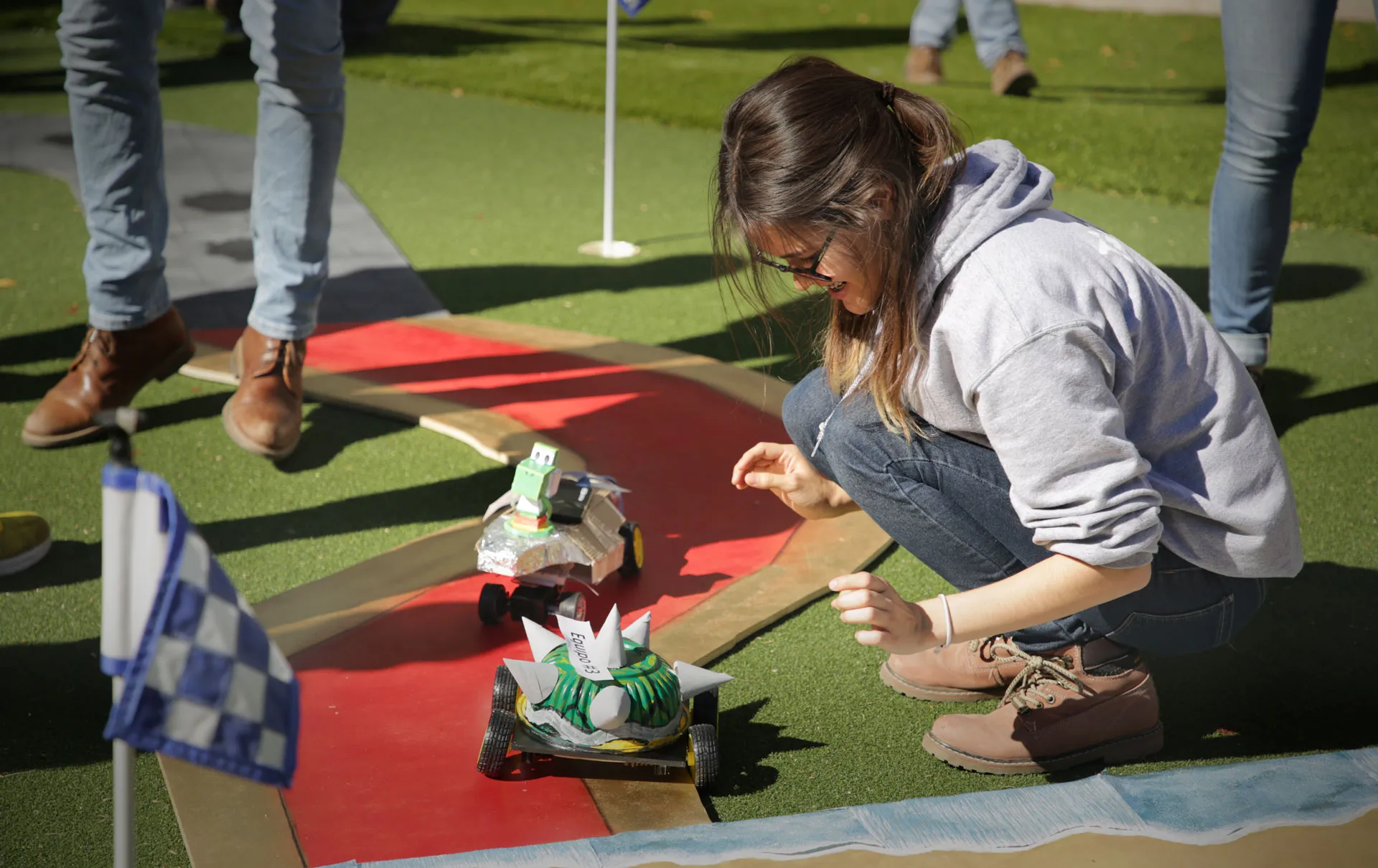 alumna participando en nascarrito