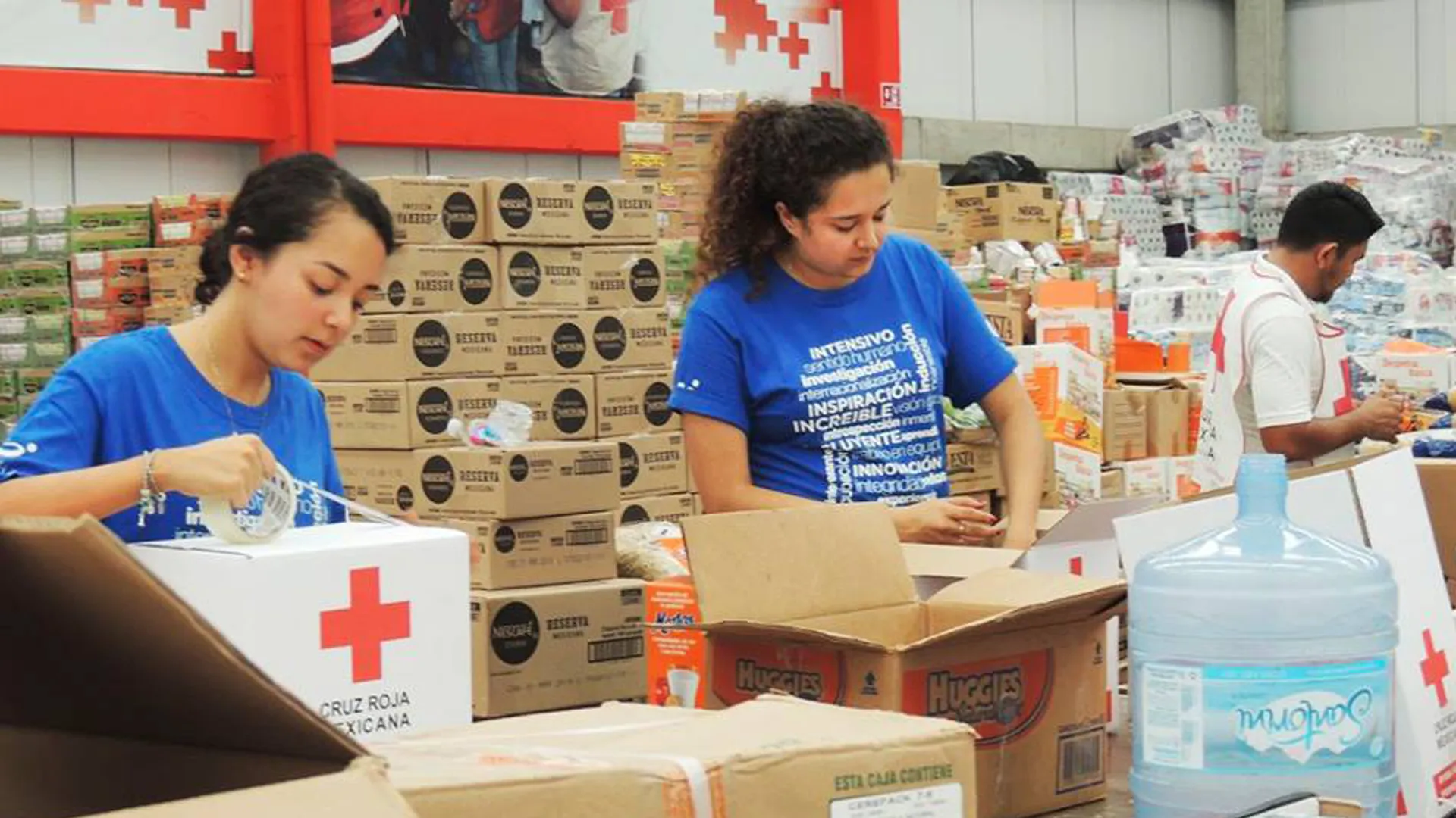 Alumnos del Tec apoyan a la Cruz Roja en la entrega de víveres a damnificados del sismo