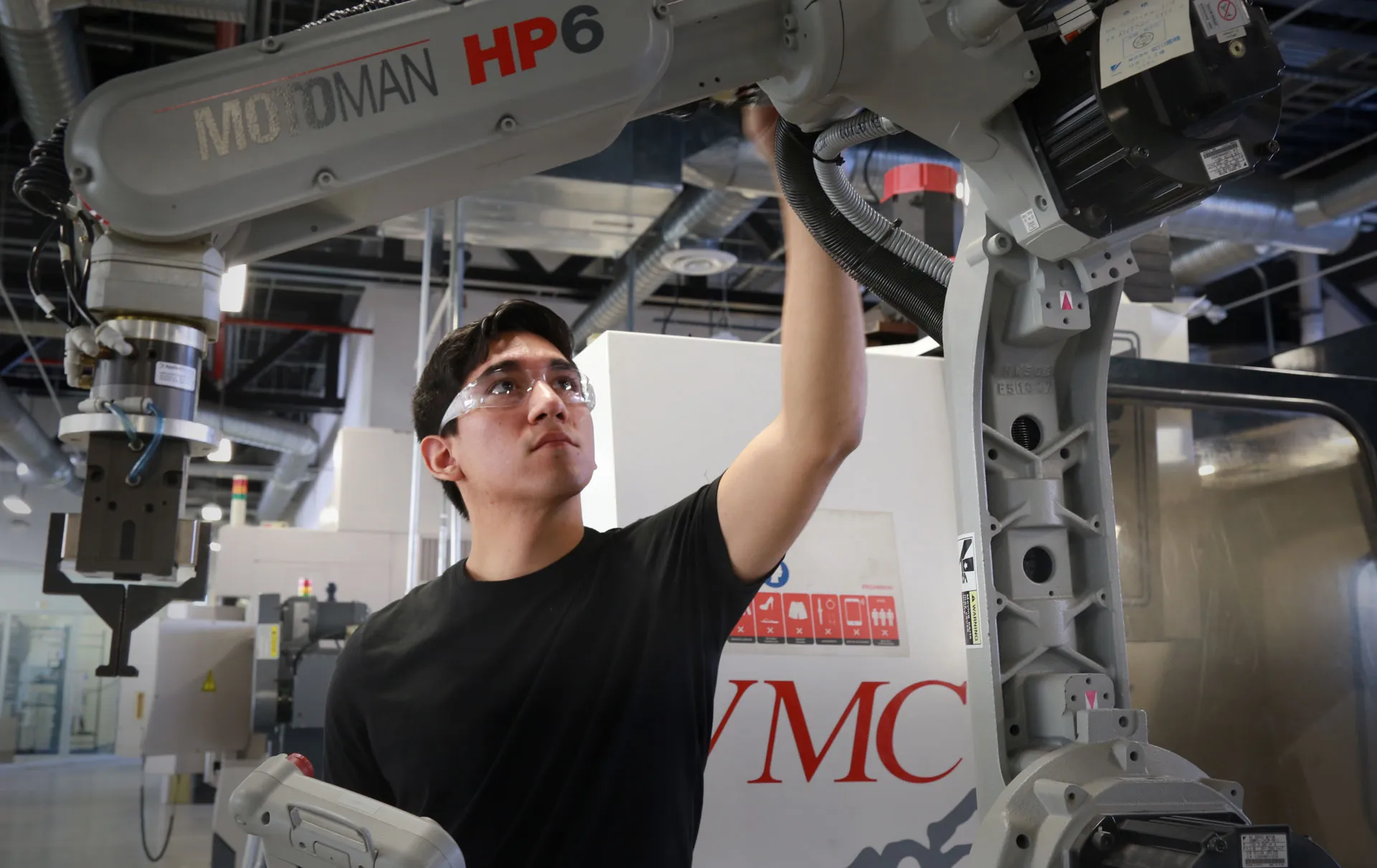 Alumnos trabajando con robot