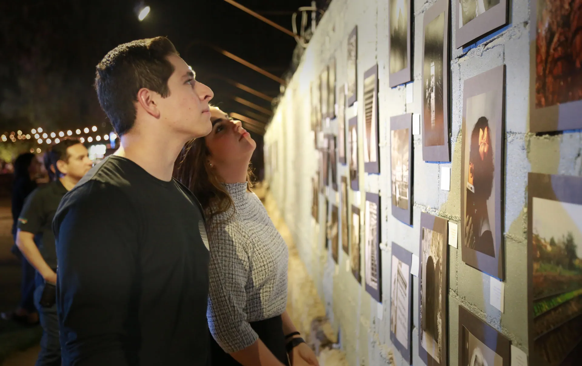 Gente observando pinturas