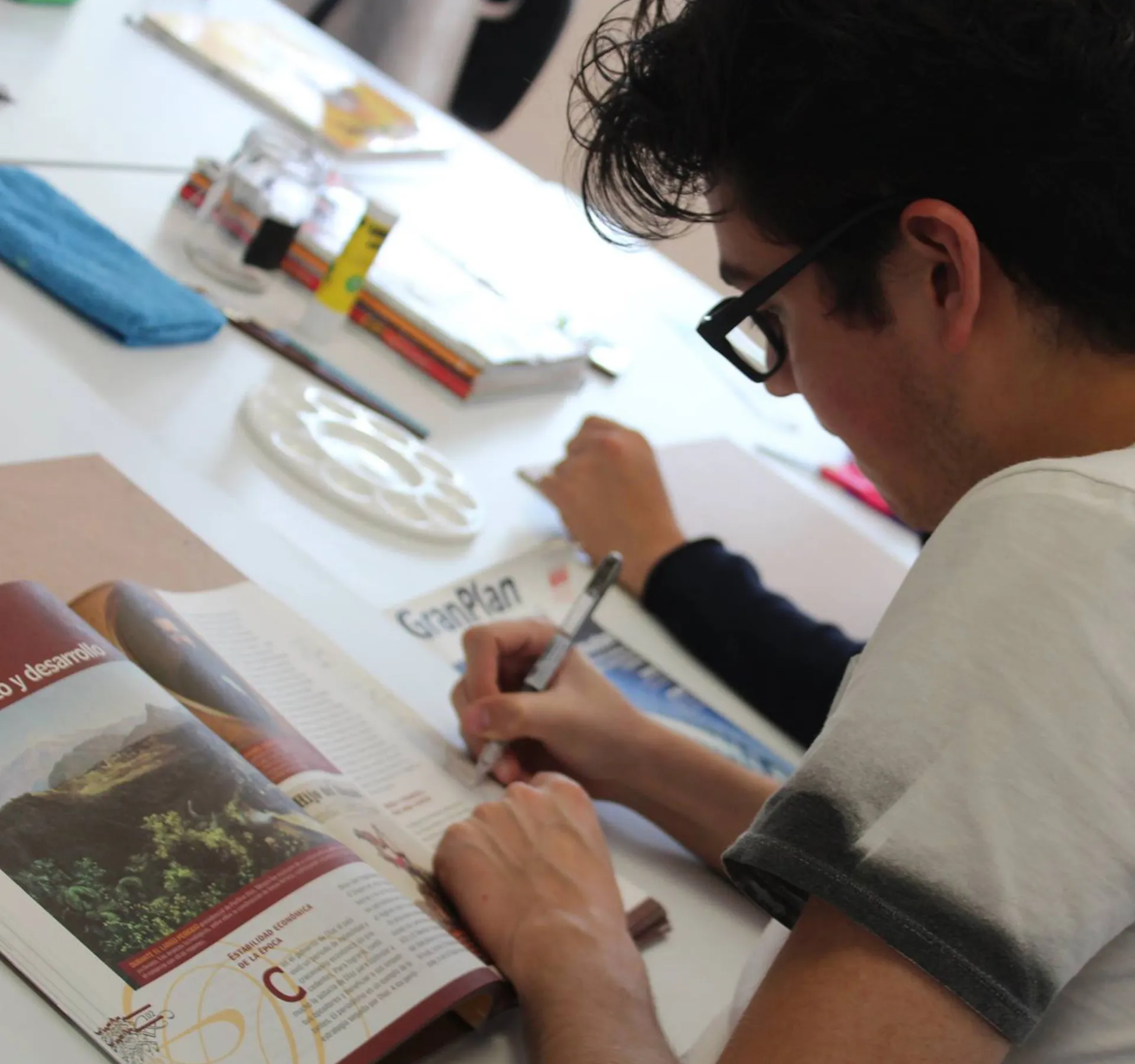 Alumno en clase de diseño 