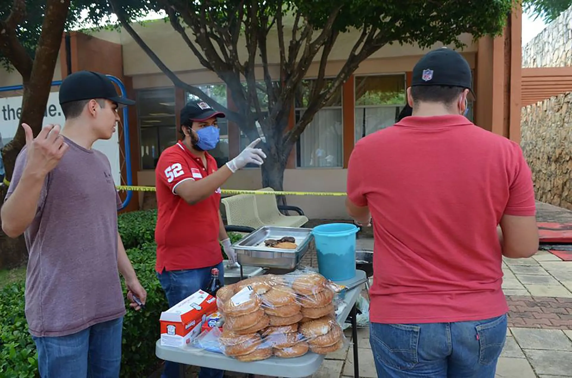 Alumnos del Reto promoviendo las hamburguesas de su sistema de negocios
