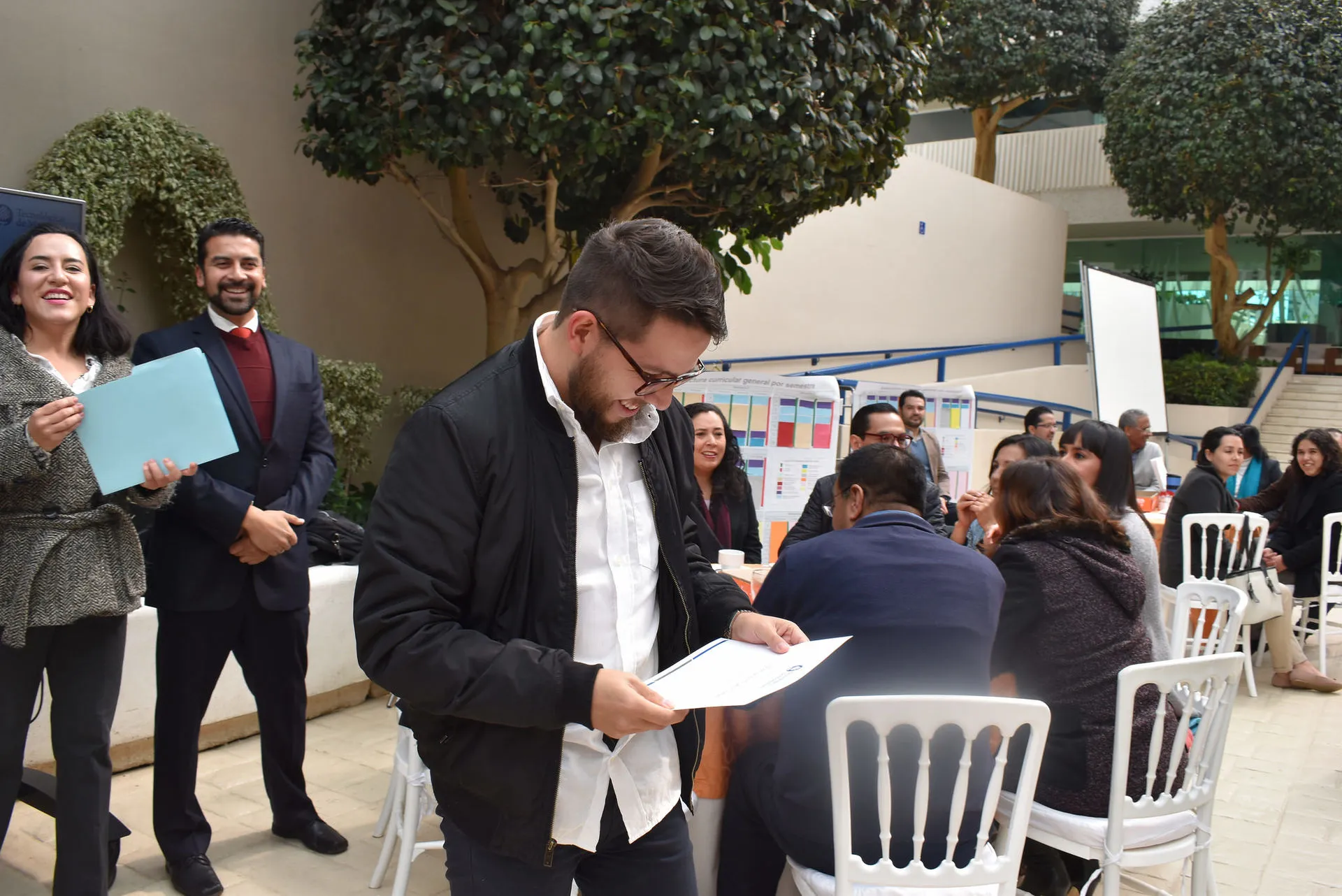 Maestro Luis Toxtli siendo premiado