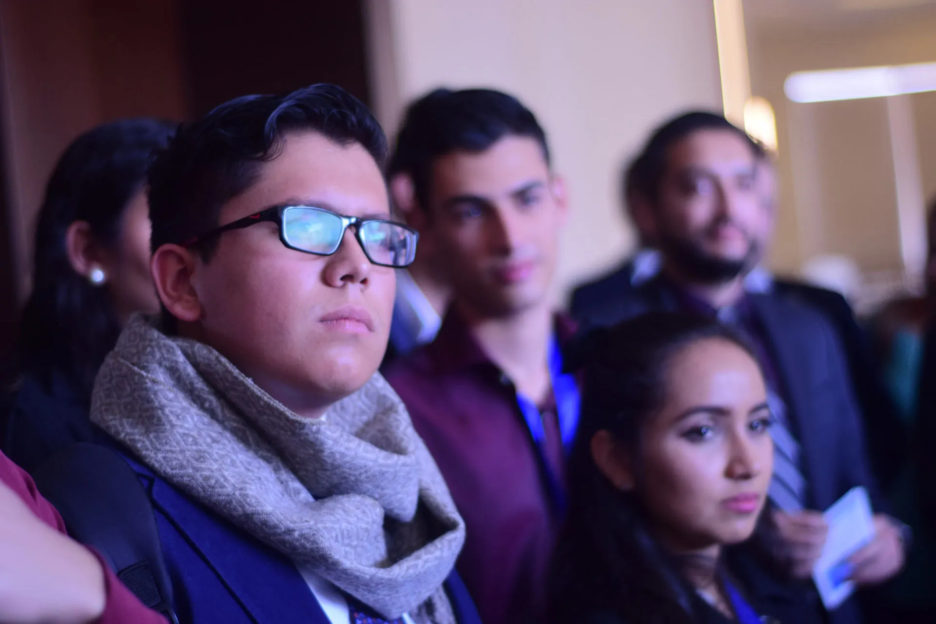 Jóvenes escuchando el mensaje de David Noel Ramírez Padilla 