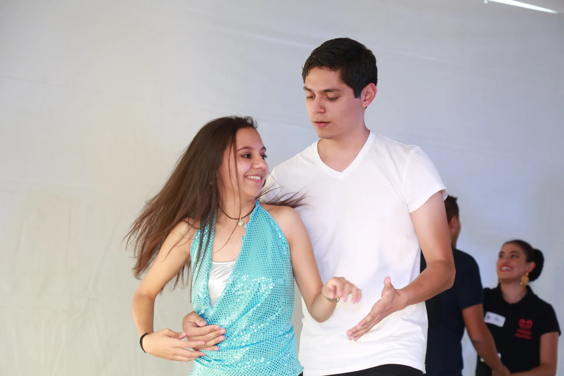 alumnos en concurso de baile