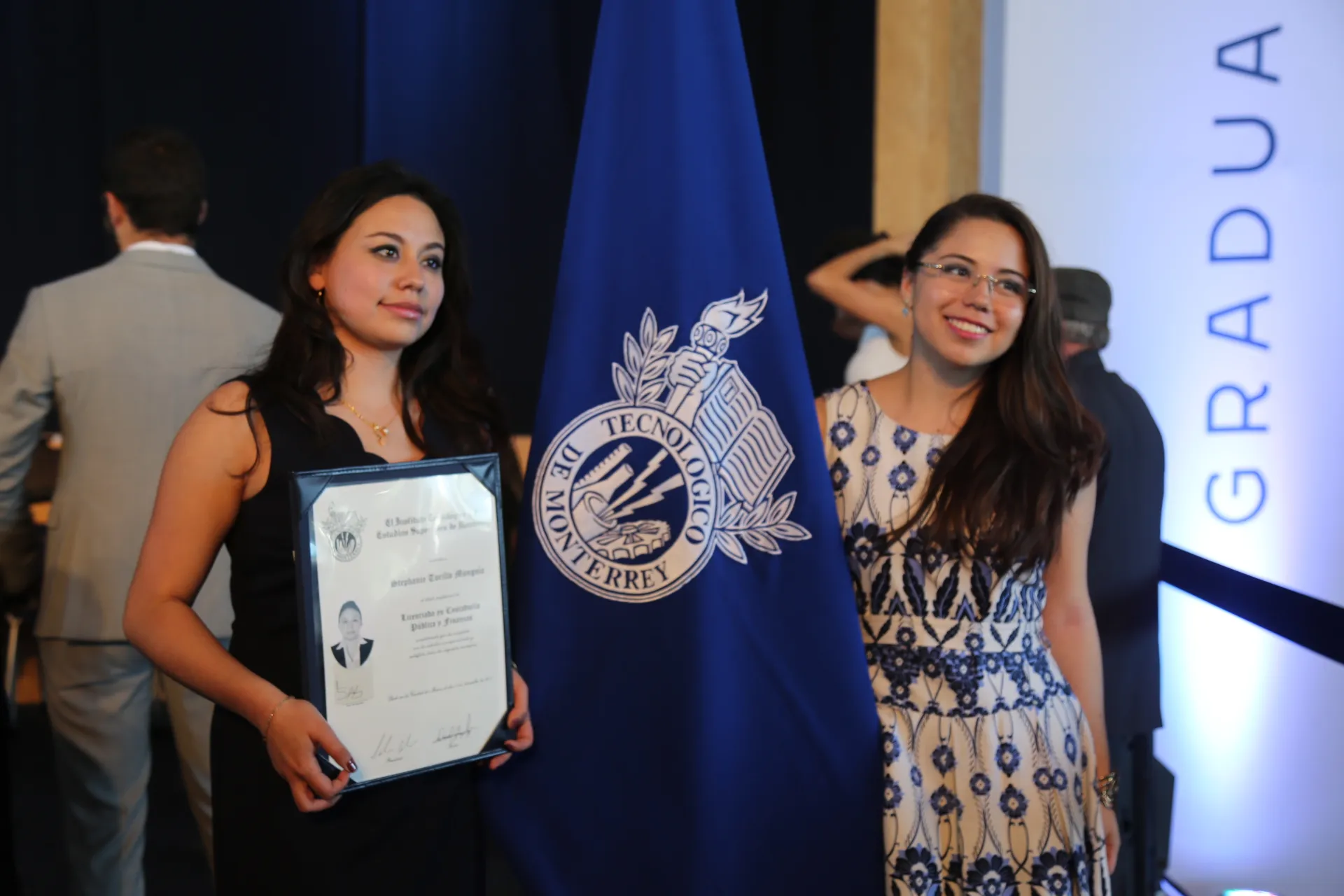 Alumnas en graduación de profesional