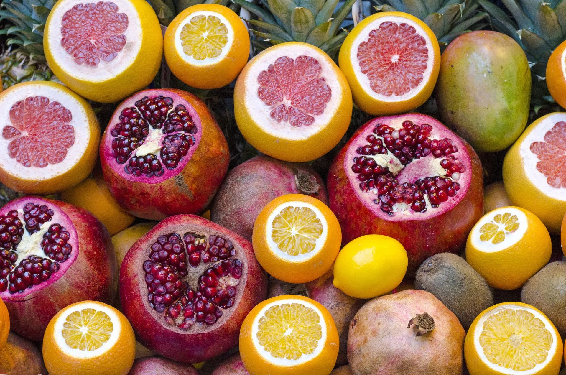 Se recomienda comer 5 frutas de distintos colores al día para consumir una cantidad adecuada de vitamina.