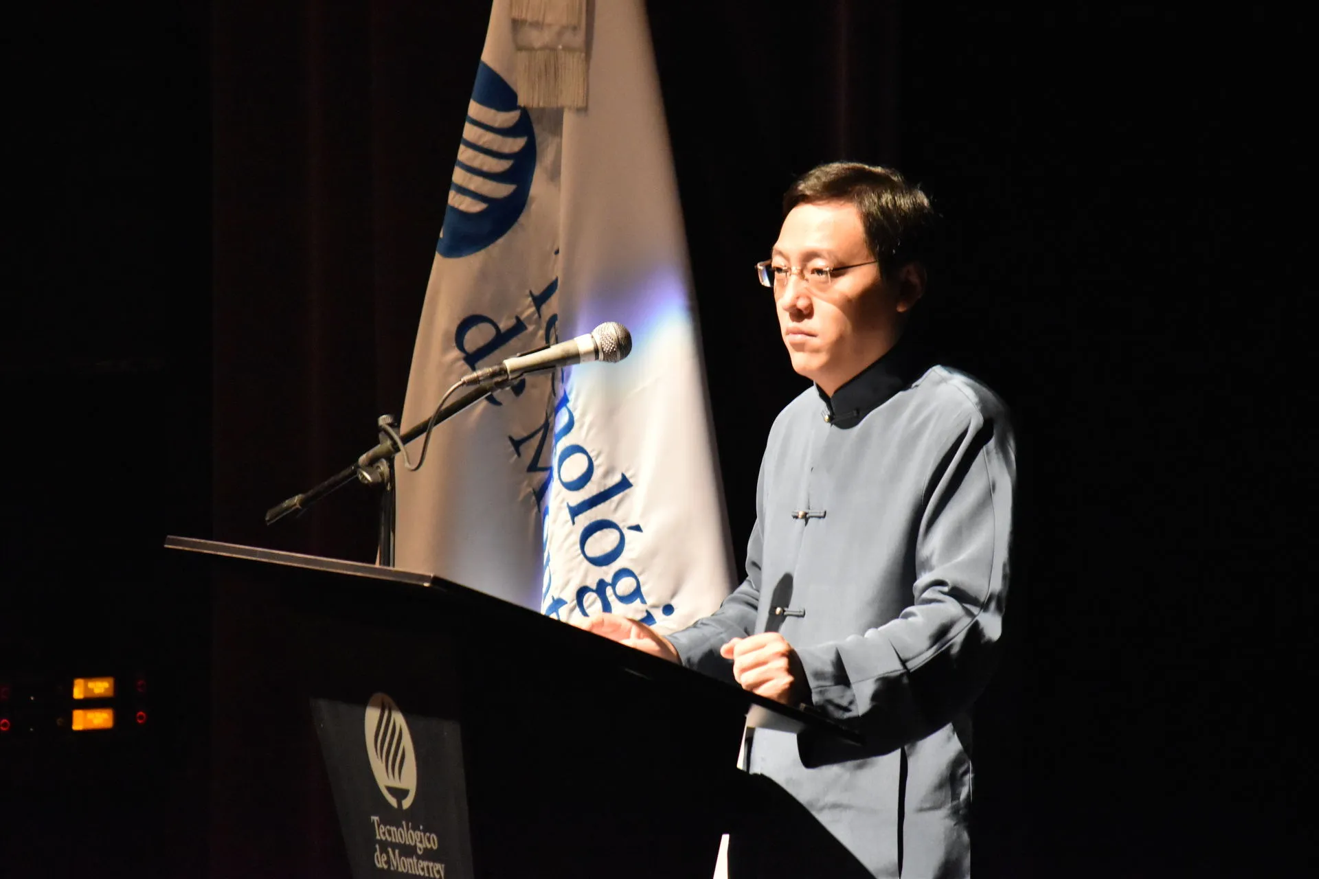 El pasado miércoles 25 de octubre, en el teatro del Campus Estado de México, se llevó a cabo una conferencia impartida por el maestro Chen Bin, hijo del Gran Maestro Chen Zhenglei, leyenda viviente de la disciplina del Tai Chi y cuya familia ha preservado los conocimientos del estilo particular de este marcial por siglos, como parte de su gira internacional.