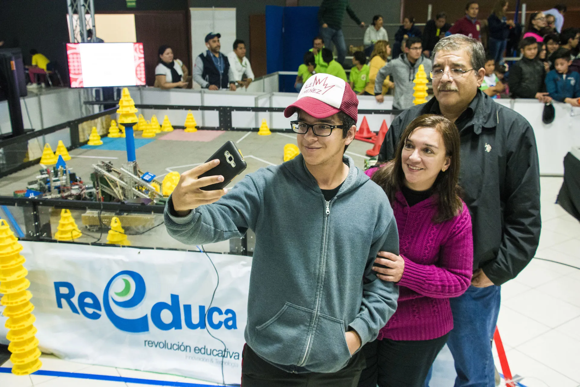 Joven tomándose una foto junto con sus padres