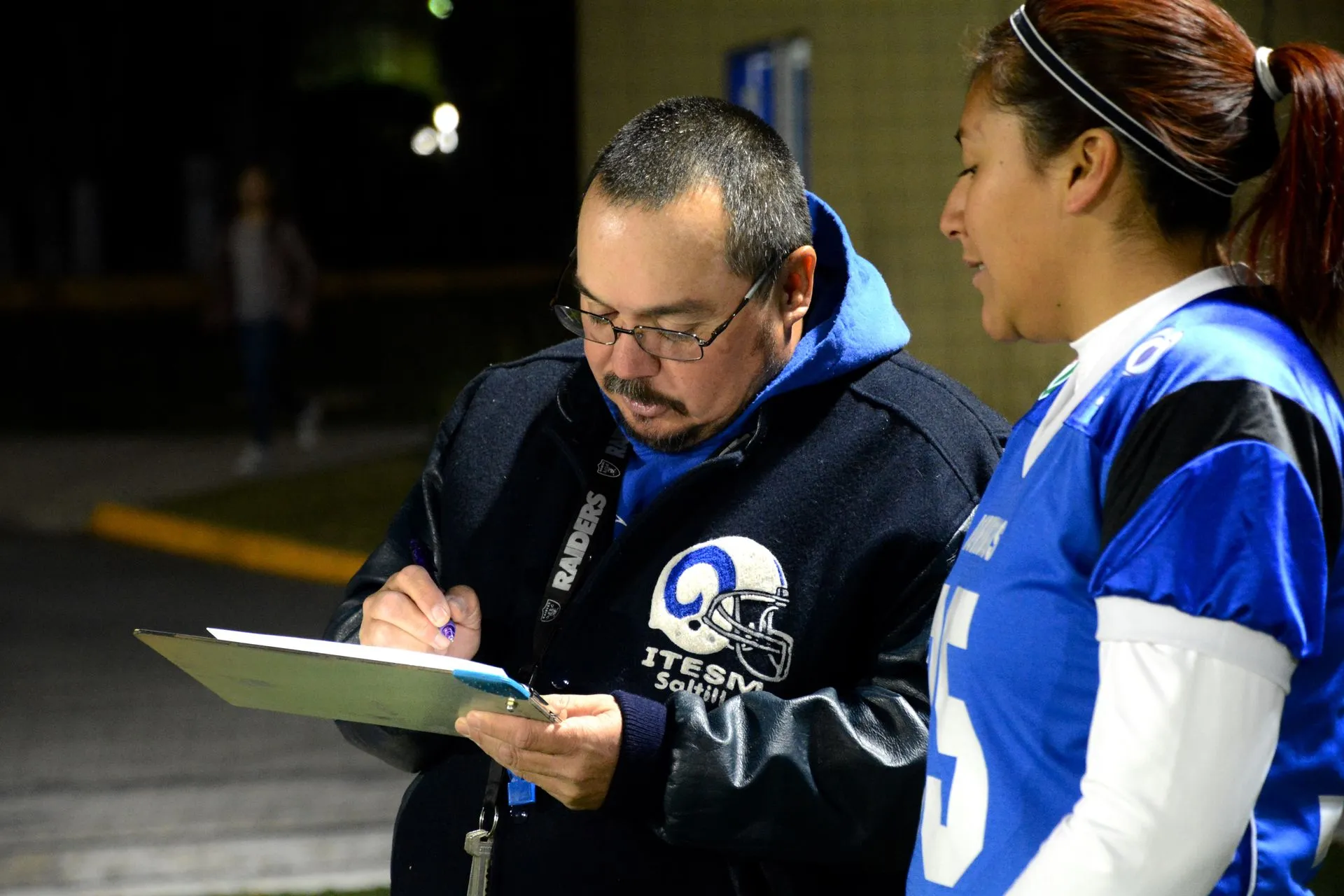 El coach Pedro Solís junta a una alumna