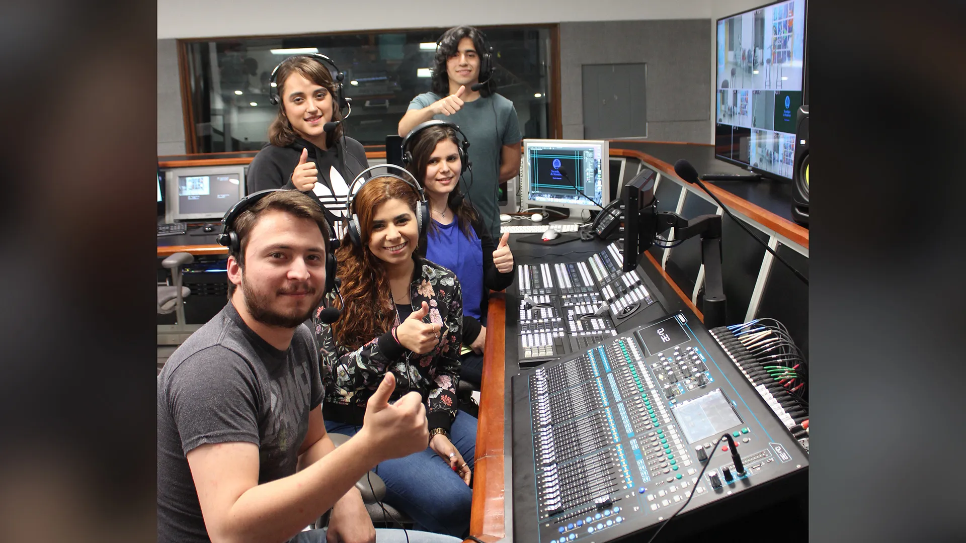  Alumnos de la Escuela de Humanidades y Educación