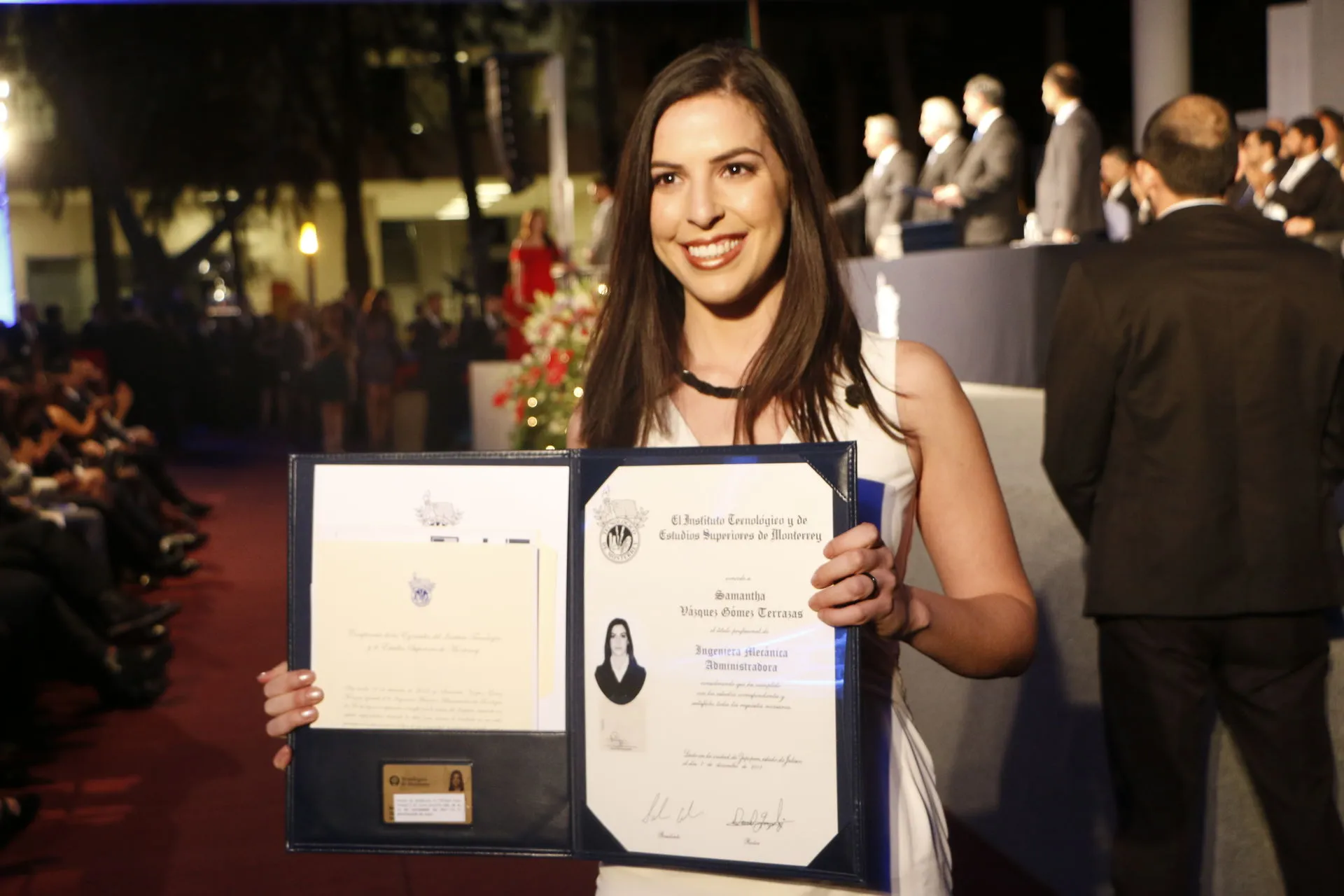 Al finalizar la ceremonia, los graduandos confirmaron su compromiso con el Tecnológico de Monterrey de ejercer en el ámbito profesional de manera ética y responsable.