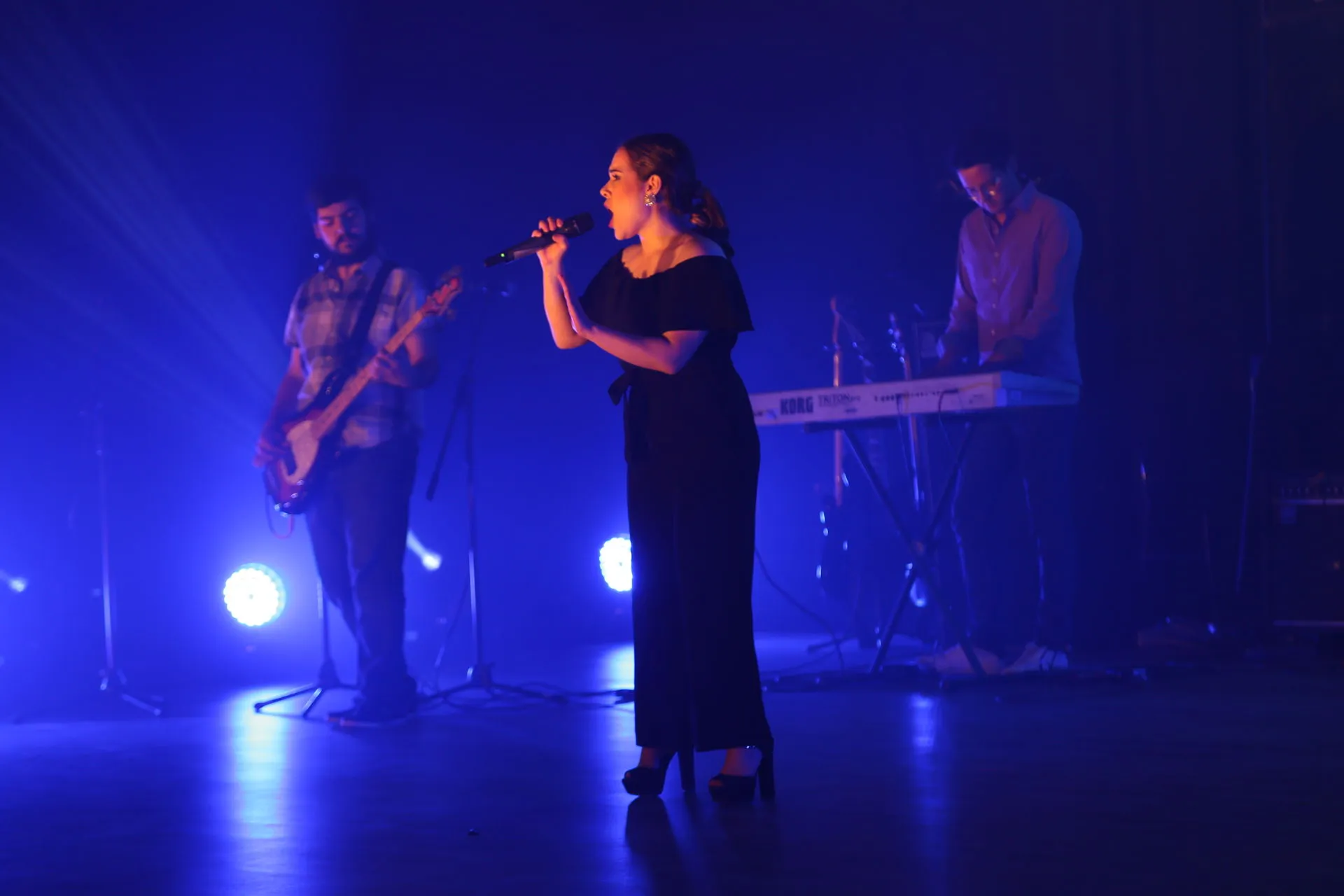 Alumna haciendo gala de sus dotes de cantante 