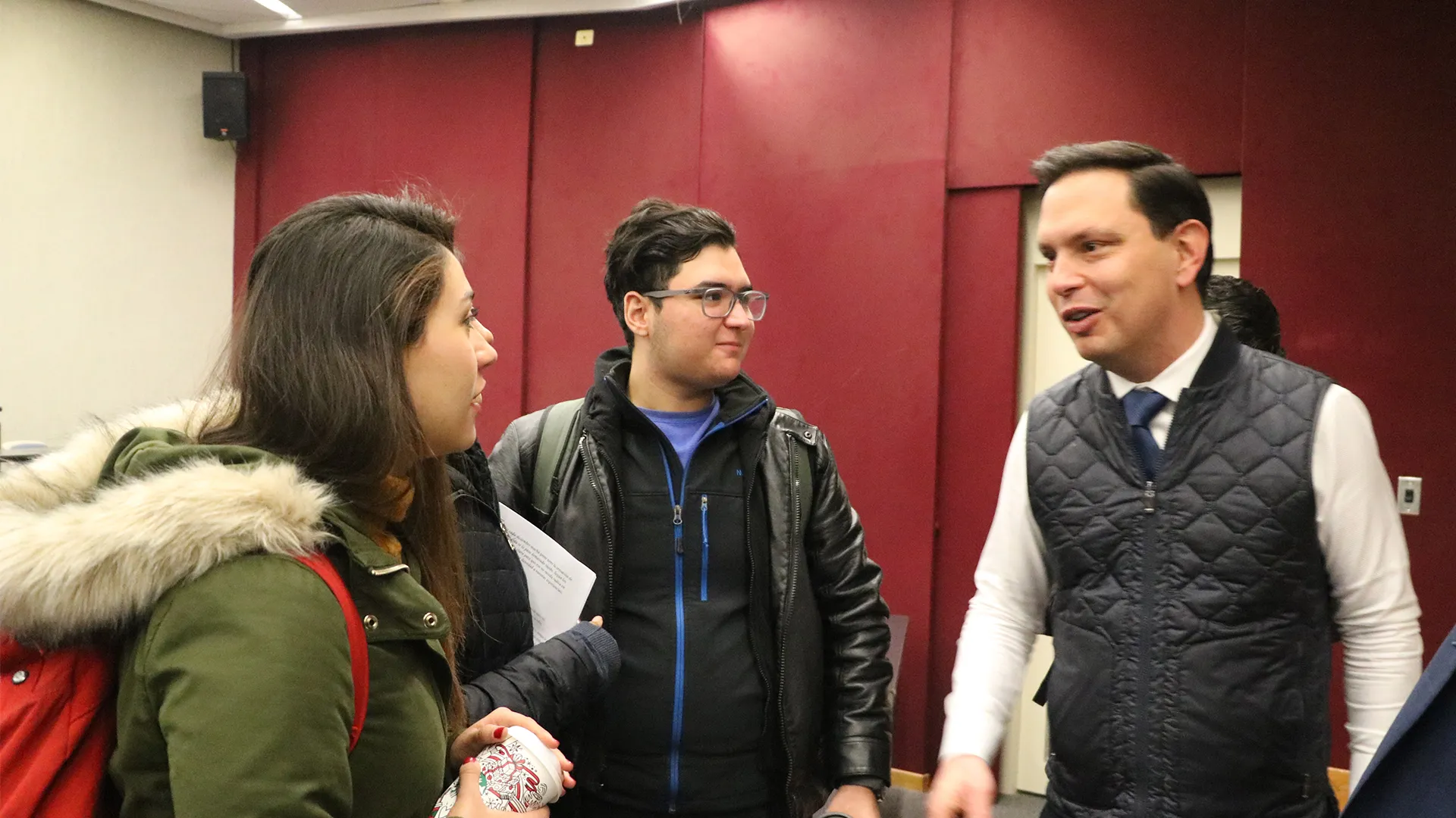 El procurador del Estado Bernardo González platica con estudiantes de Derecho 