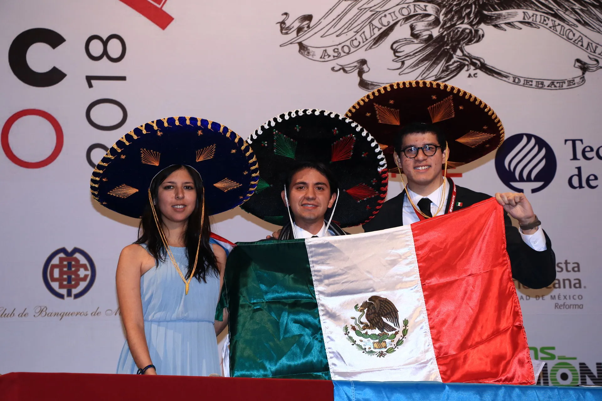 Alumnos en el campeonato mundial universitario de debate