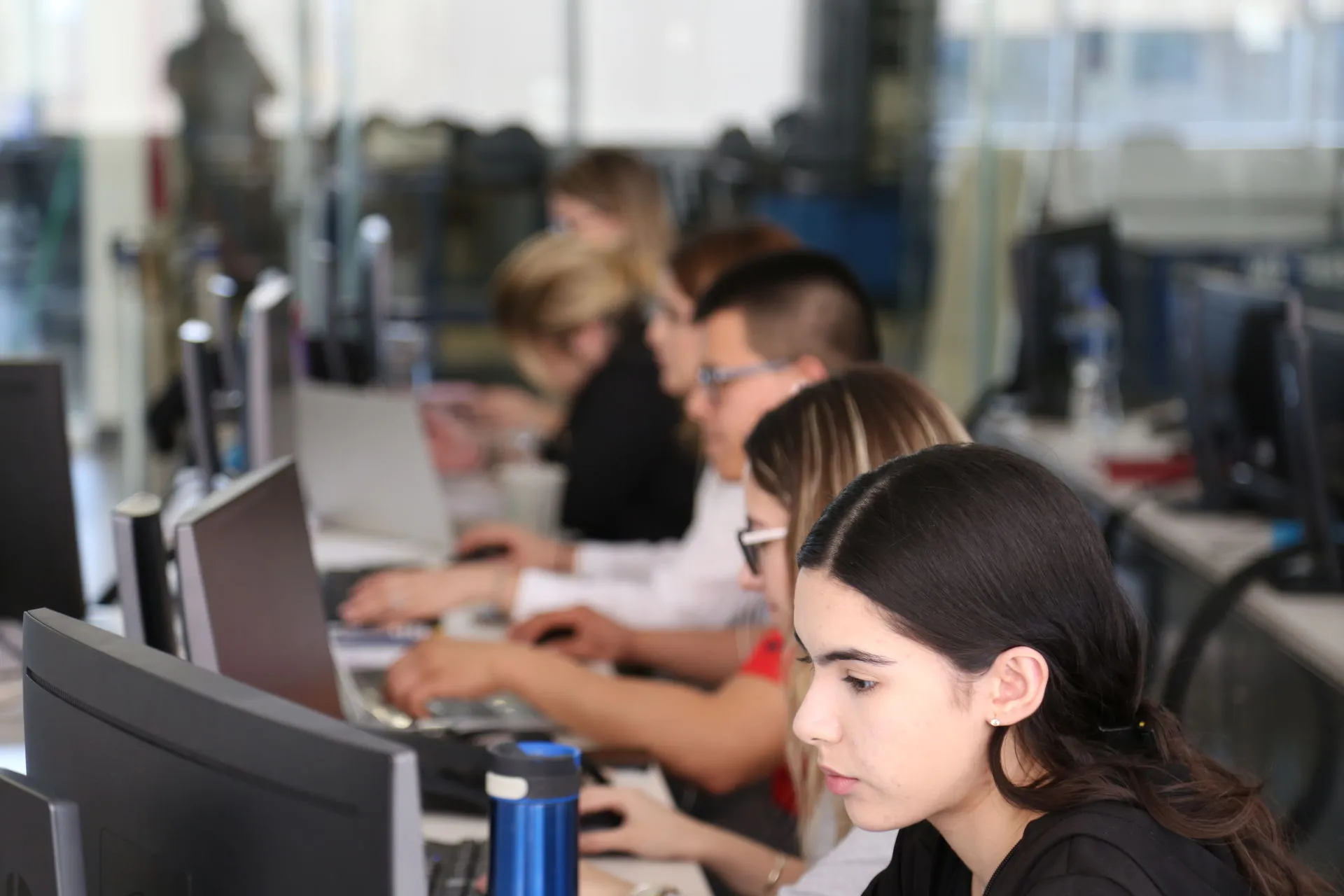 Alumnos trabajando en su repentina 