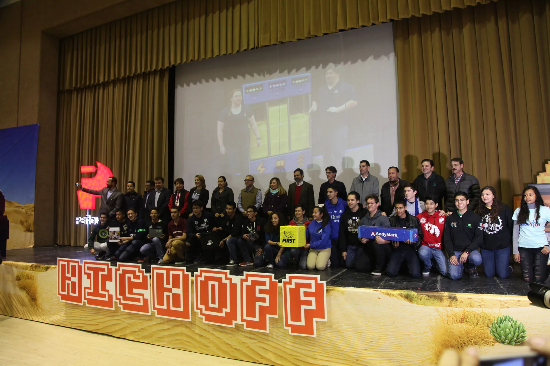 Entregan kits a participantes laguneros de FIRST.